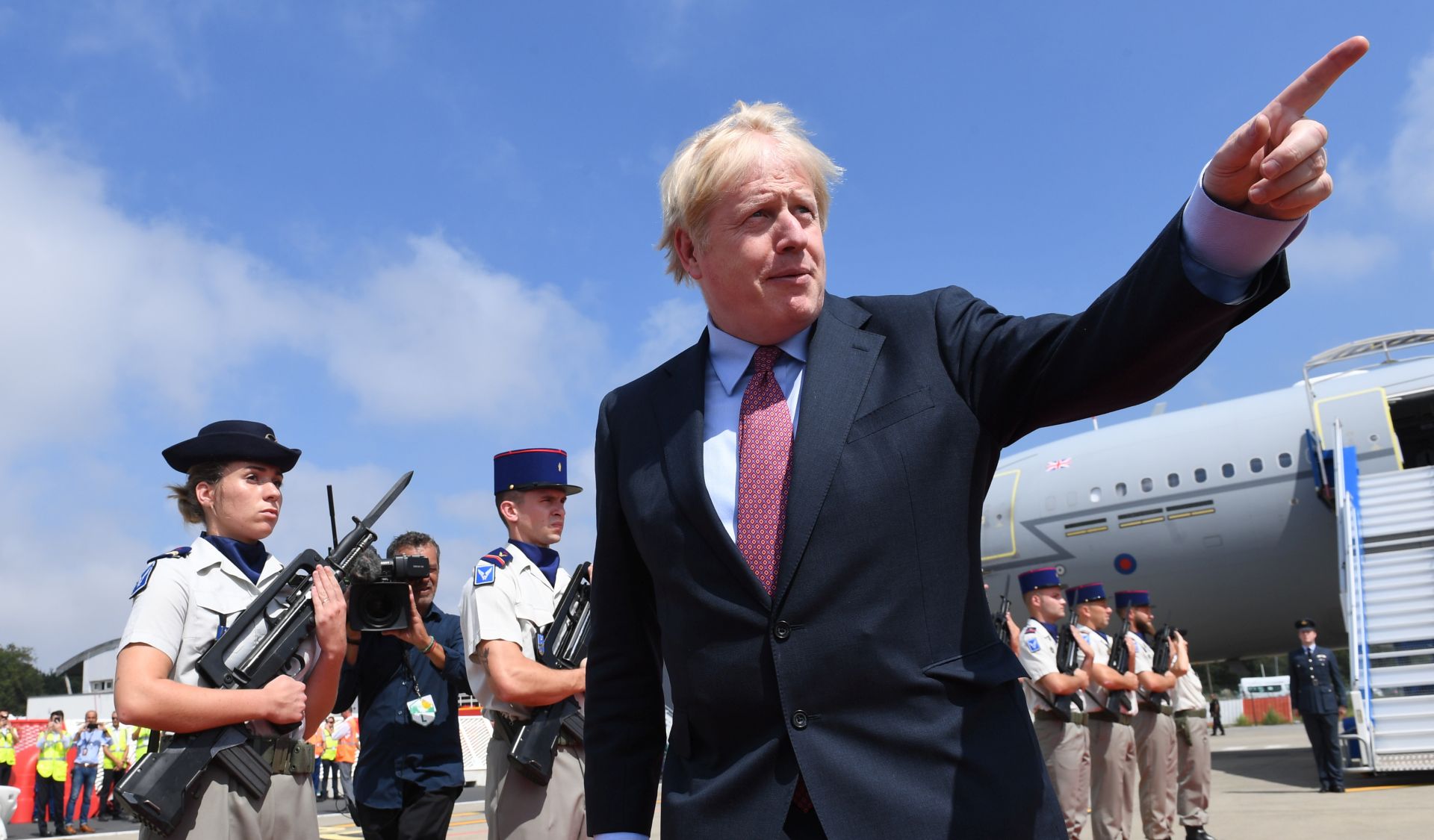 epa07790234 Britain's Prime Minister Boris Johnson (C) arrives at Biarritz Pays Basque Airport in Biarritz to attend the G7 summit, France, 24 August 2019. The G7 Summit runs from 24 to 26 August in Biarritz.  EPA/STEFAN ROUSSEAU / POOL