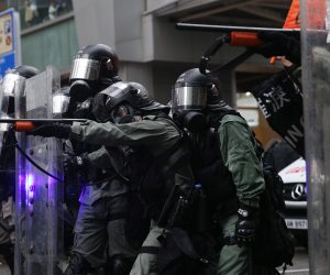 epa07792157 Riot police aim their guns as protesters take part in an anti-government rally in Kwai Fung and Tsuen Wan, Hong Kong, China, 25 August 2019. The protests were triggered last June by an extradition bill to China, now suspended, and evolved into a wider anti-government movement with no end in sight.  EPA/JEROME FAVRE