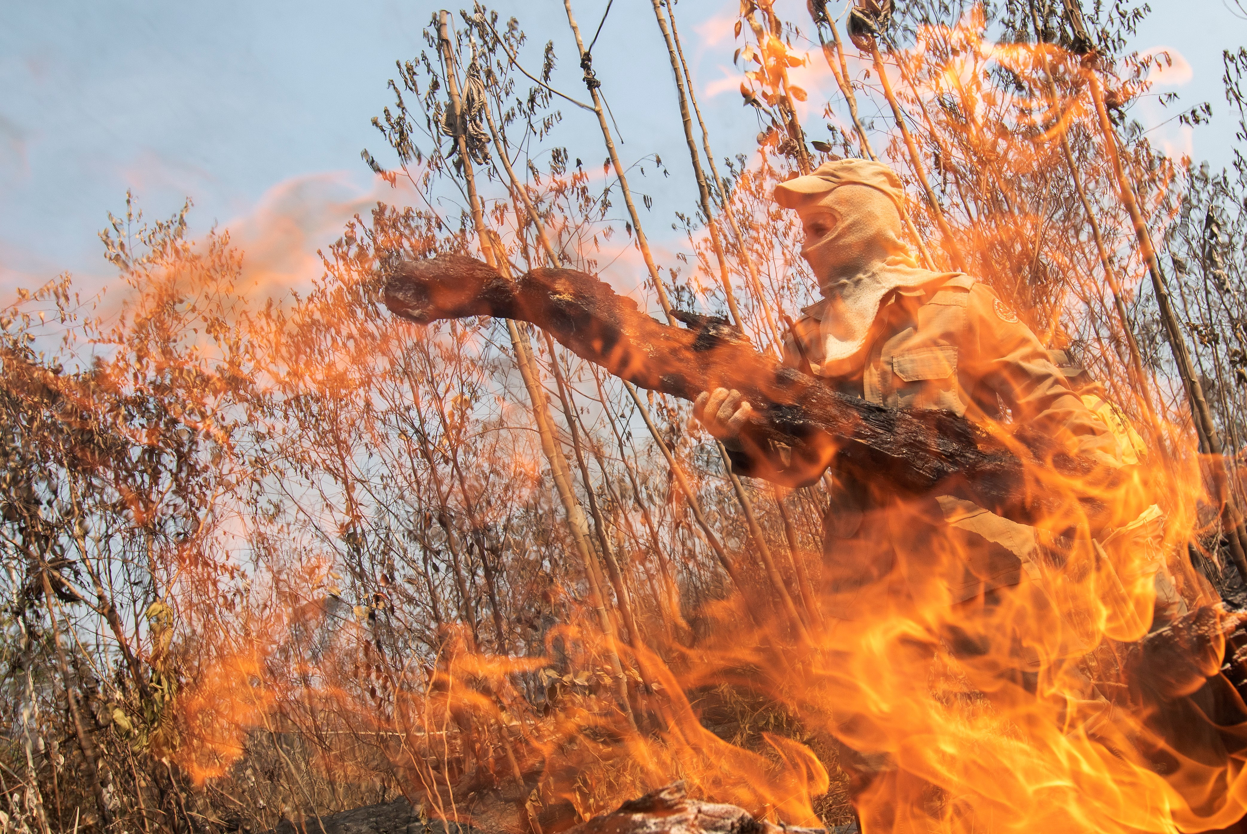 epa07799816 A fireman work to extinguish a fire at a forest near Porto Velho, Brazil, 28 August 2019. Brazil Amazon region suffer the worst fires of the last years. The government of Brazil has deployed some 40 thousand military personnel in the Amazon region.  EPA/Joedson Alves