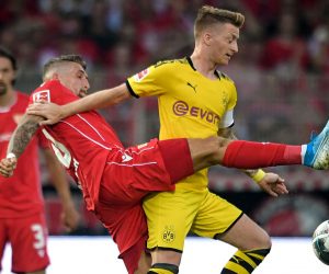 epa07808090 Union's Robert Andrich (L) in action against Dortmund's Marco Reus (R) during the German Bundesliga soccer match between 1. FC Union Berlin and Borussia Dortmund in Berlin, Germany, 31 August 2019.  EPA/SASCHA STEINBACH CONDITIONS - ATTENTION: The DFL regulations prohibit any use of photographs as image sequences and/or quasi-video.