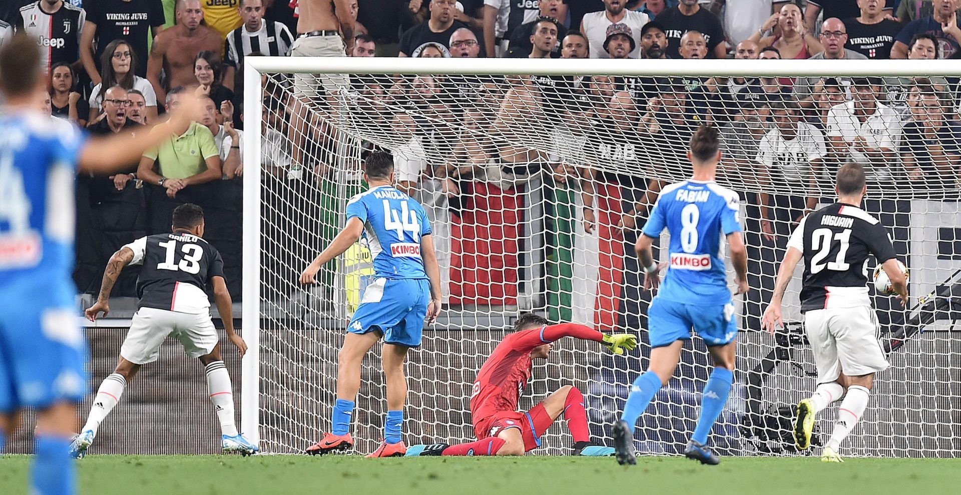 epa07808449 Juventus' Danilo (L) scores the opening goal during the Italian Serie A soccer match Juventus FC vs SSC Napoli at the Allianz Stadium in Turin, Italy, 31 August 2019.  EPA/ALESSANDRO DI MARCO