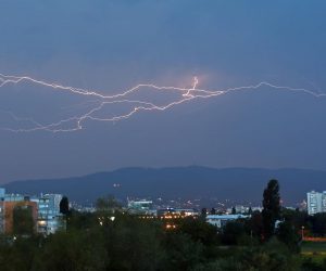 10.08.2017., Zagreb - Olujno grmljavinsko nevrijeme pogodilo je Zagreb i okolicu.
Photo: Borna Filic/PIXSELL