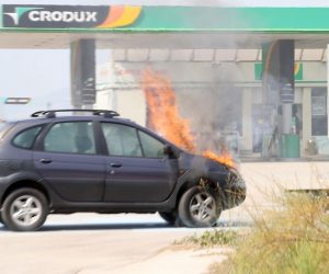 23.08.2019., Split - Na ulazu u Croduxovu benzinsku postaju na Dujmovaci zapalio se osobni automobil koji je zahvaljujuci pravovremenoj intervenciji vatrogasaca brzo ugasen. Photo: Ivo Cagalj/PIXSELL
