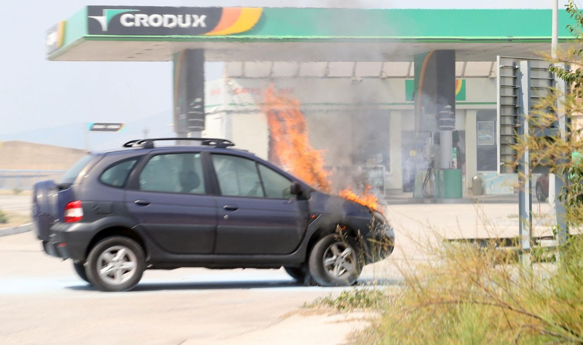 23.08.2019., Split - Na ulazu u Croduxovu benzinsku postaju na Dujmovaci zapalio se osobni automobil koji je zahvaljujuci pravovremenoj intervenciji vatrogasaca brzo ugasen. Photo: Ivo Cagalj/PIXSELL