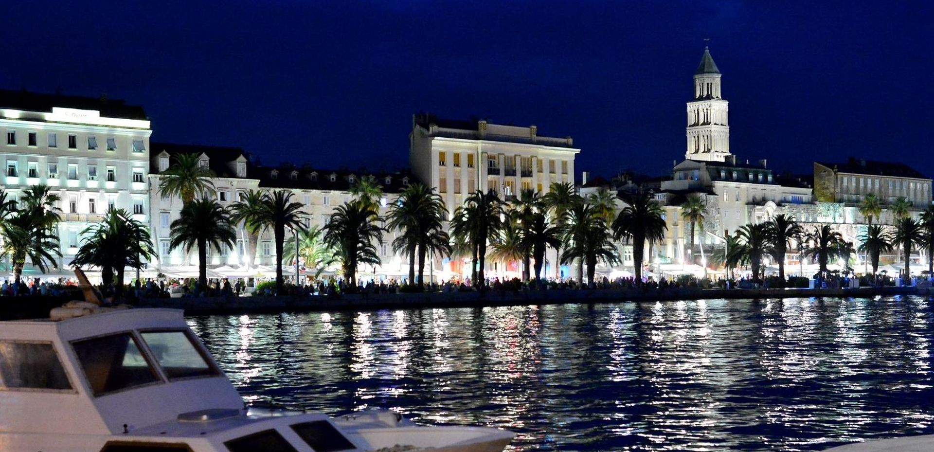 24.8.2015., Split - Nocni motivi grada Splita koji je jos uvijek pun turista a grad zivi punim plucima. 
Photo: Marko Prpic/PIXSELL