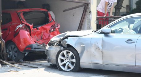 BMW-om se zabila u garažu kuće u Sisku i razbila parkirani auto