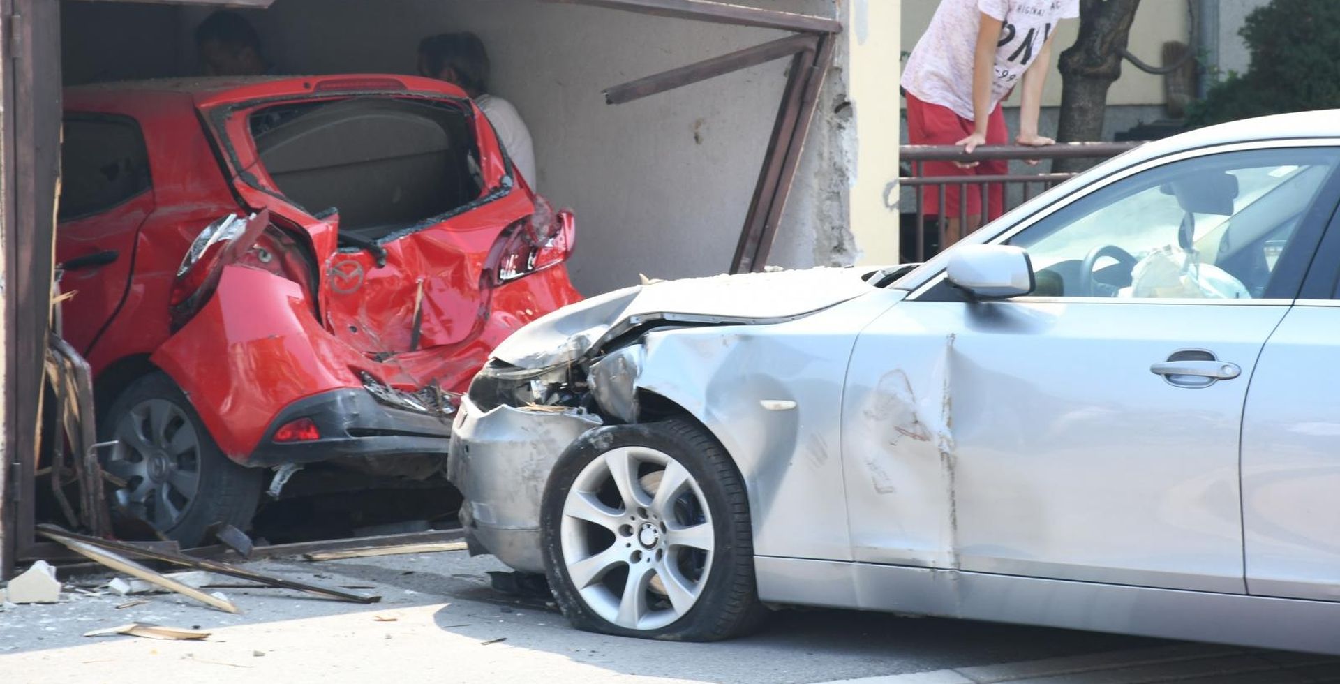 27.08.2019., Sisak - Zbog neprilagodjene brzine vozacica BMW-a u Sipusevoj ulici izgubila je kontrolu nad vozilom i udarila u grazu u kojoj je, probivsi vrata garaze, unistila parkiranu Mazdu.
Photo: Nikola Cutuk/PIXSELL