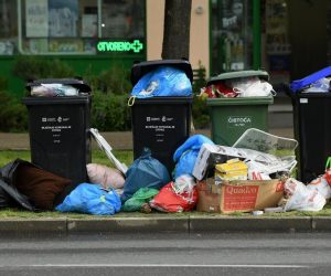 30.04.2019., Zagreb - Kante za smece prepune te gradjani vrecice ostavljaju pored kanti. 
Photo: Marko Lukunic/PIXSELL