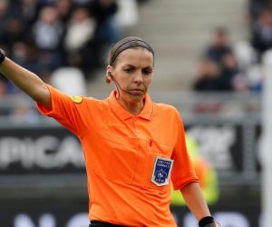 Ligue 1 - Amiens SC v RC Strasbourg Soccer Football - Ligue 1 - Amiens SC v RC Strasbourg - Stade de la Licorne, Amiens, France - April 28, 2019  Referee Stephanie Frappart gestures during the match    REUTERS/Pascal Rossignol PASCAL ROSSIGNOL