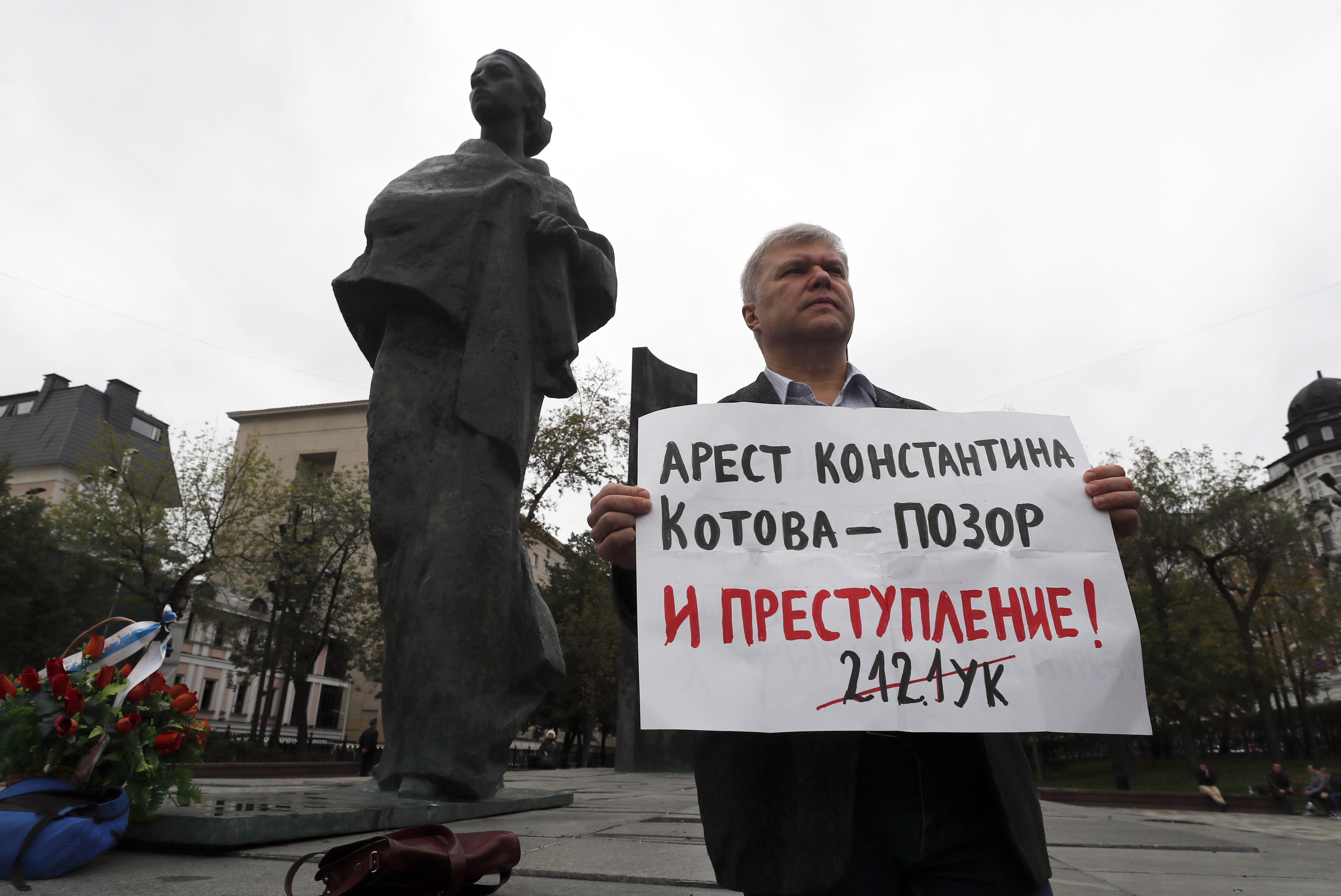 epa07777436 Sergei Mitrokhin, a representative of democratic party Yabloko, and also unregistered candidate, holds a placard reading 'Konstantin Kotov's arrest is a shame and crime! 212.1FC' during a single picket in the center of Moscow, Russia, 17 August 2019. Liberal opposition protest against decision of the Central Elections Commission not to register their candidates for Moscow City Duma elections, which are scheduled on 08 September.  EPA/SERGEI ILNITSKY