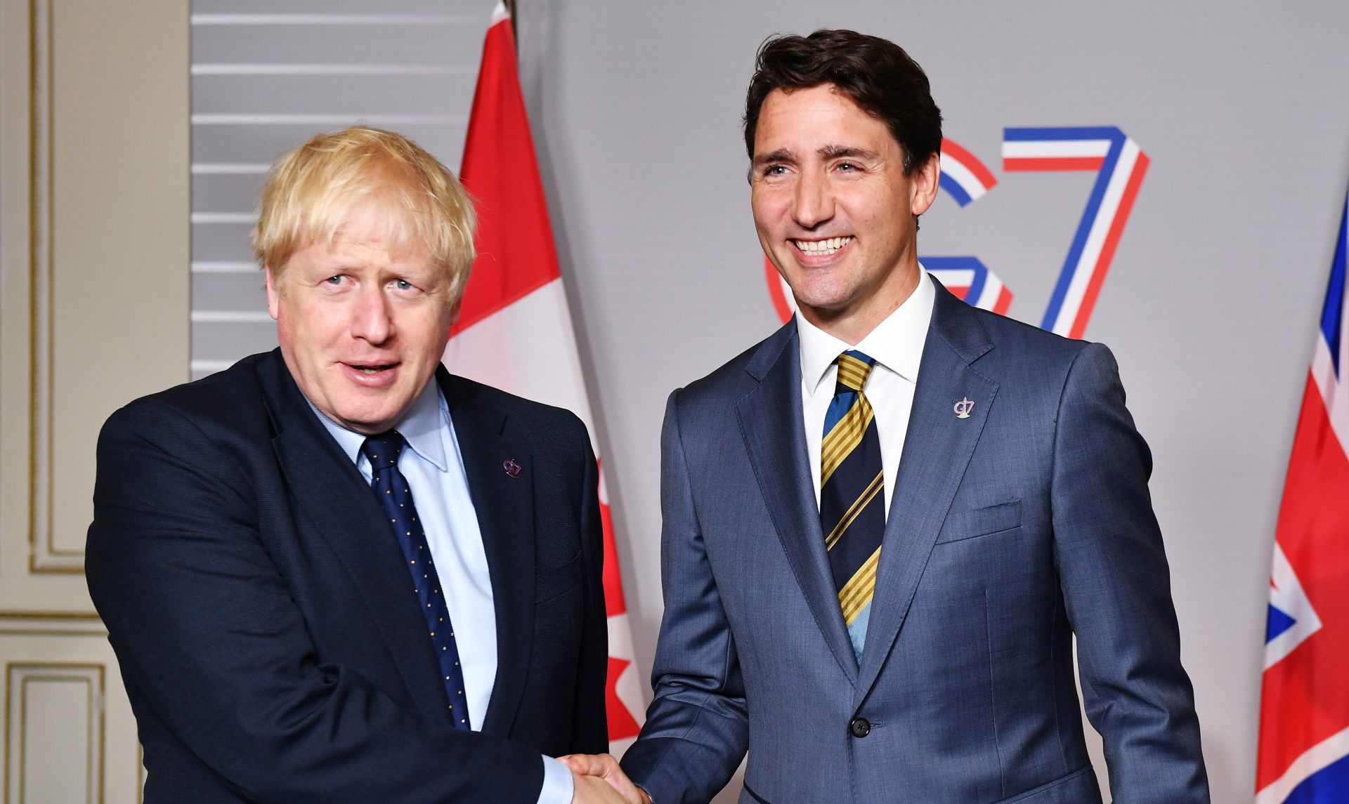 epa07790424 British Prime Minister Boris Johnson (L) shakes hands with Prime Minister of Canada Justin Trudeau ahead of a bilateral meeting in Biarritz, France, 24 August 2019. The French southwestern seaside resort of Biarritz is hosting the 45th G7 summit from August 24 to 26.  EPA/JEFF J MITCHELL / POOL