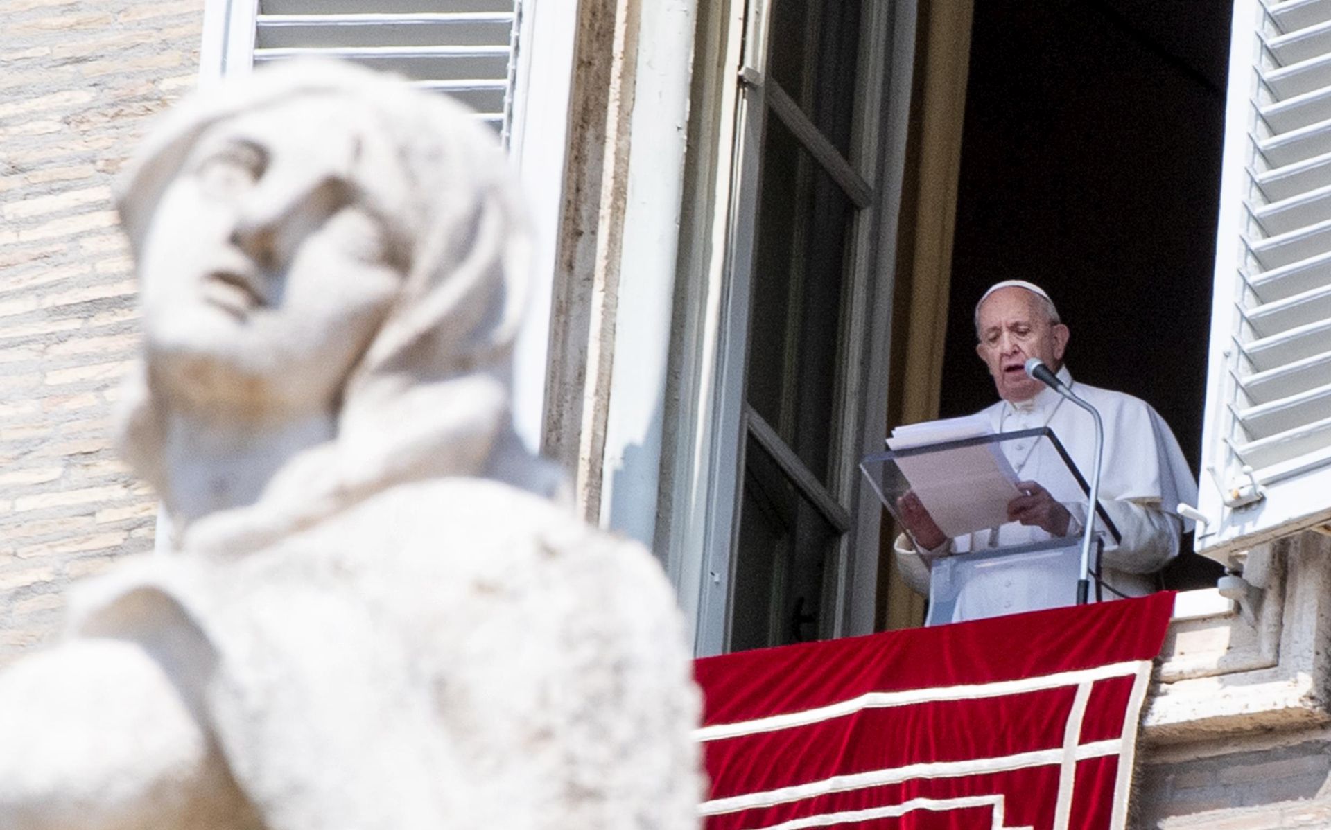 epaselect epa07792395 Pope Francis during his Angelus address from the window of his office overlooking St. Peter's Square, Vatican City, 25 August 2019.  EPA/CLAUDIO PERI