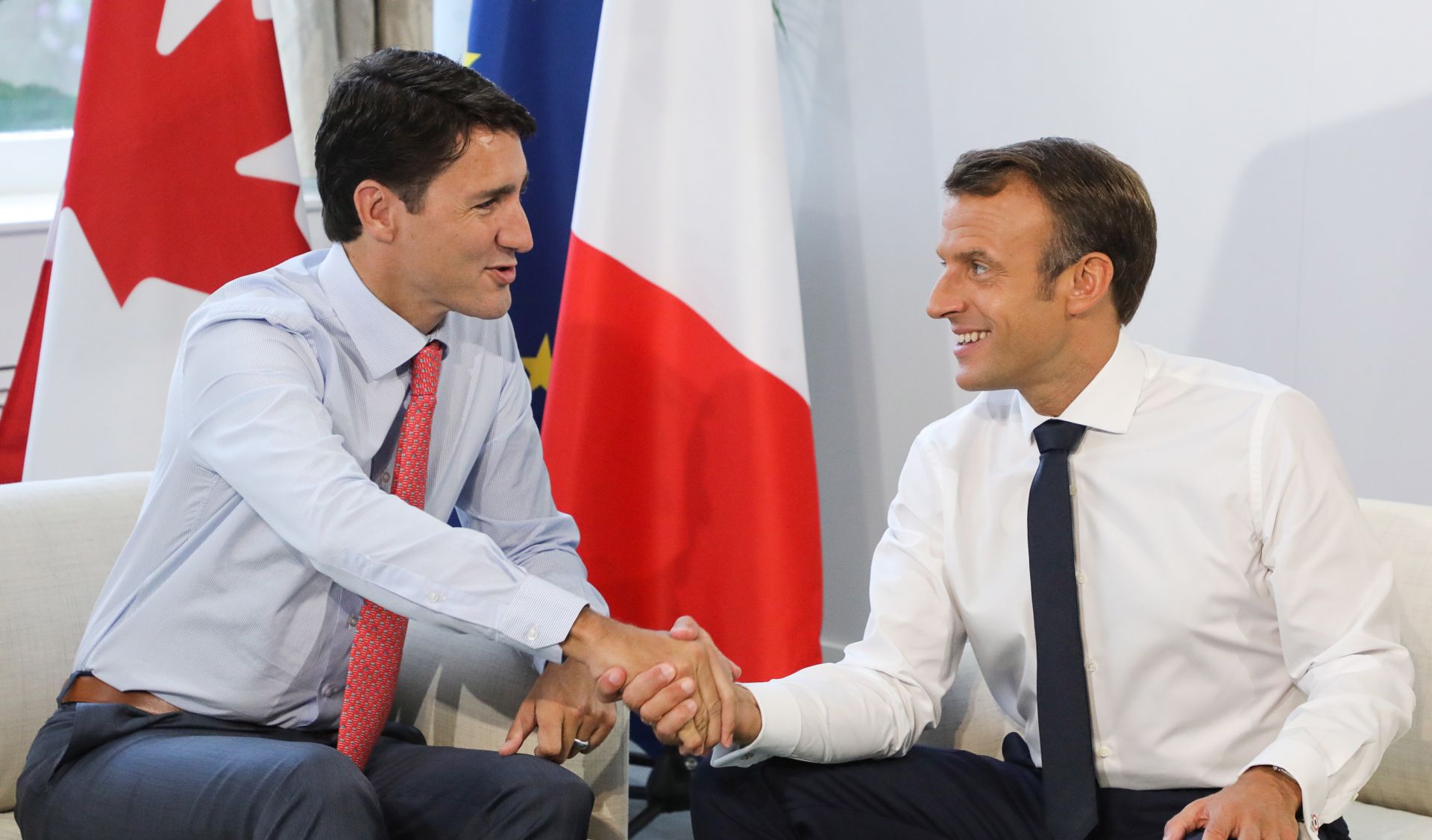 epa07794583 Canadian Prime Minister Justin Trudeau (L) shakes hands with French President Emmanuel Macron during a bilateral meeting in Biarritz, south-west France, 26 August 2019. The G7 Summit runs from 24 to 26 August in Biarritz.  EPA/LUDOVIC MARIN / POOL  MAXPPP OUT