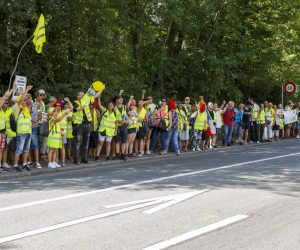 epa07807650 Protesters from the 'Gilets Jaunes' (Yellow Vests) movement hold hands standing on the road during a demonstration, in Geneva, Switzerland, 31 August 2019.  EPA/SALVATORE DI NOLFI