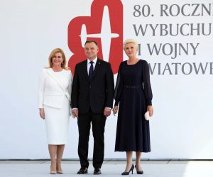epa07809509 Polish President Andrzej Duda (C) and his wife Agata Kornhauser-Duda (R) welcome Croatian President Kolinda Grabar Kitarovic (L) during official welcome ceremony at the Jozef Pilsudski Square for the ceremony marking 80th anniversary of World War II outbreak in Warsaw, Poland, 01 September 2019. The Luftwaffe attack on the Polish city of Wielun in the early morning of 01 September 1939 marked the beginning of World War II. A few minutes later, the German battleship SMS Schleswig-Holstein bombarded the Gdansk Westerplatte.  EPA/LESZEK SZYMANSKI POLAND OUT