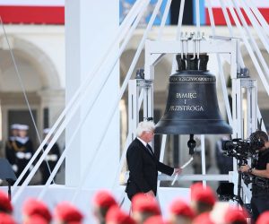 epa07809830 German President Frank-Walter Steinmeier rings the Bell of Memory and Warning during the ceremony marking 80th anniversary of World War II outbreak at the Pilsudski Square in Warsaw, Poland, 01 September 2019. The Luftwaffe attack on the Polish city of Wielun in the early morning of 01 September 1939 marked the beginning of World War II. A few minutes later, the German battleship SMS Schleswig-Holstein bombarded the Gdansk Westerplatte.  EPA/LESZEK SZYMANSKI POLAND OUT