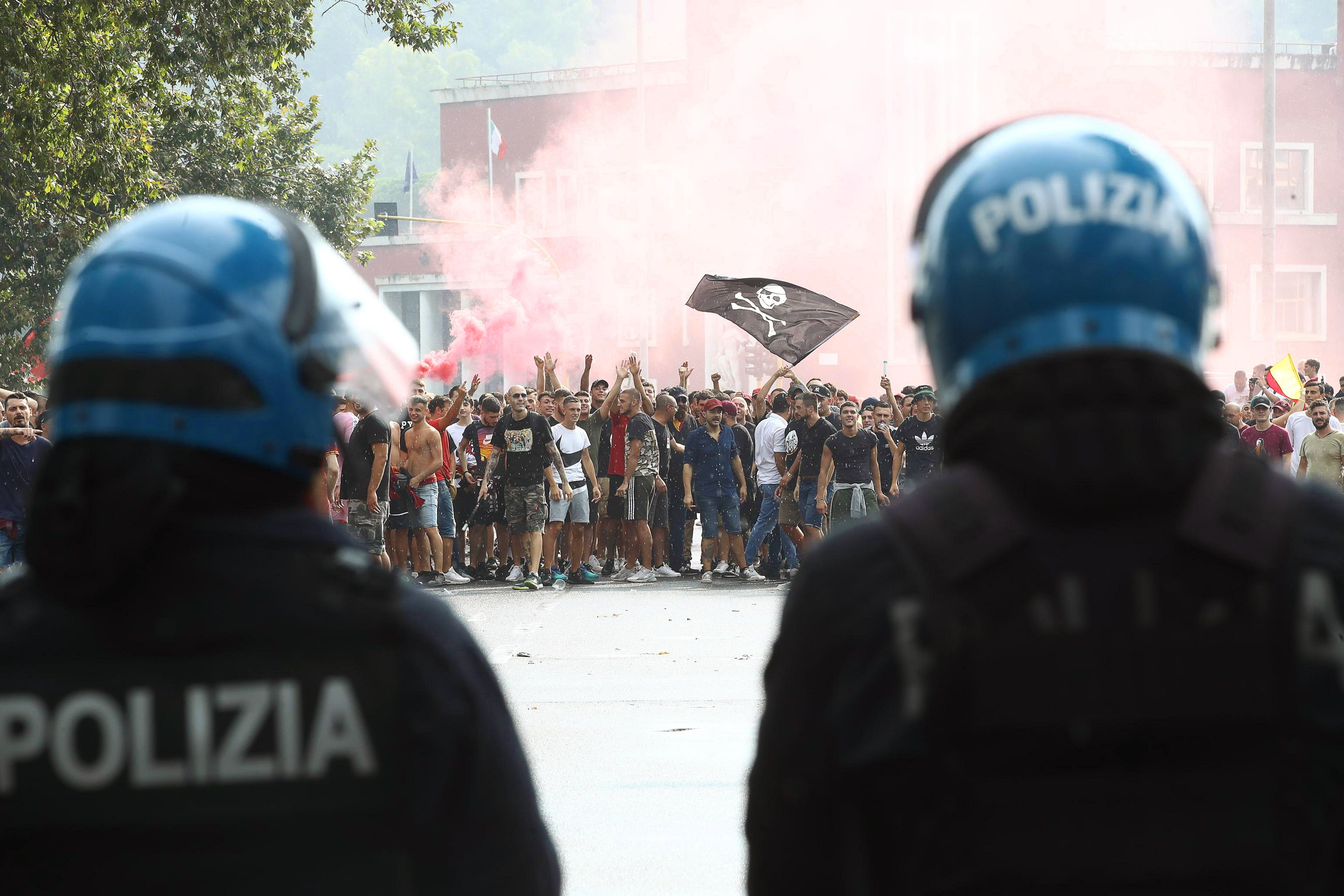 epa07810221 Riot police face Roma supporters near the Olimpico stadium in Rome, Italy, 01 September 2019, prior to the Italian Serie A soccer derby between SS Lazio and AS Roma.  EPA/MASSIMO PERCOSSI