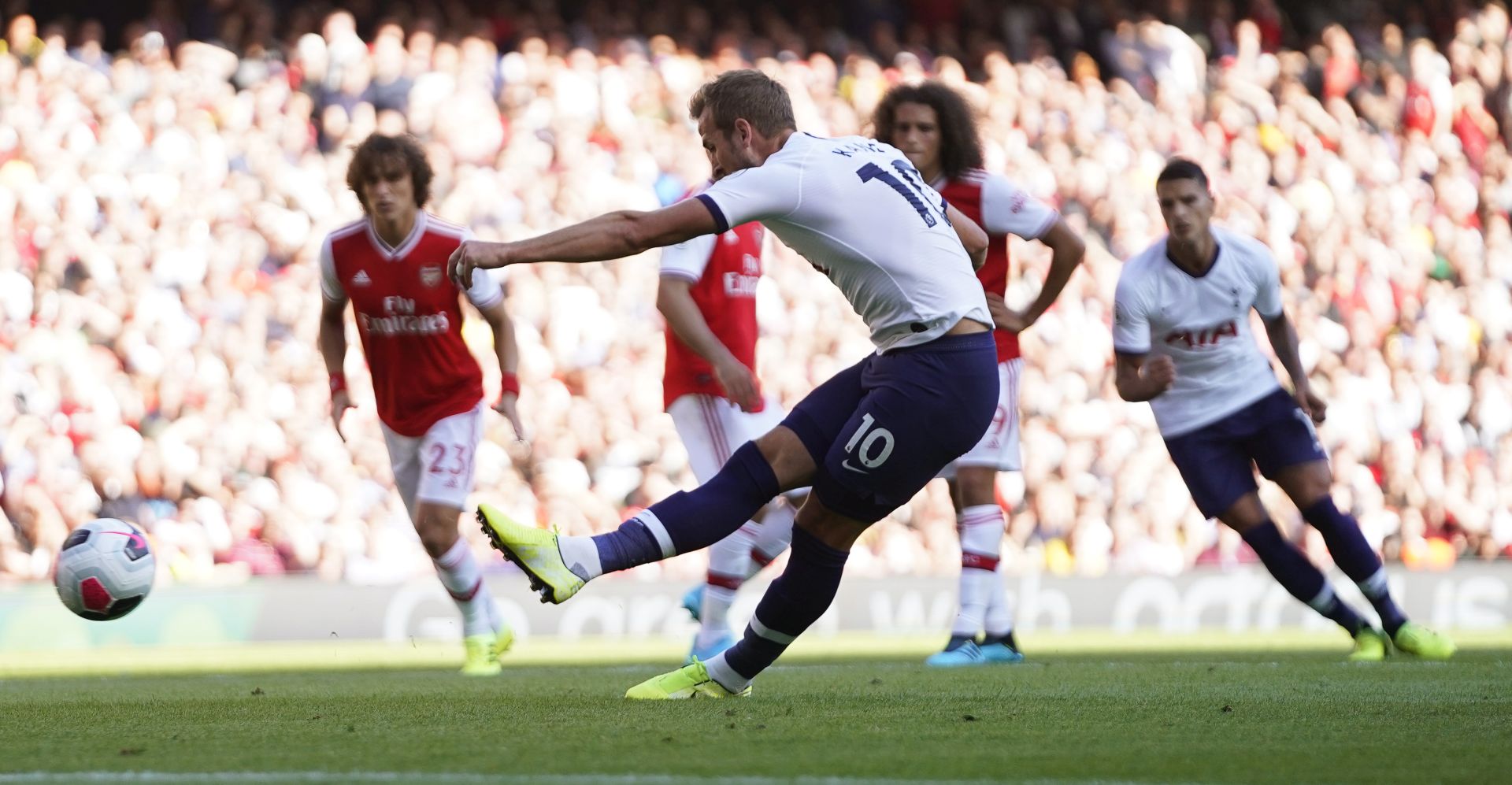 epa07810710 Tottenham's Harry Kane (C) scores the 2-0 lead from the penalty spot during the English Premier League soccer match between Arsenal FC and Tottenham Hotspur in London, Britain, 01 September 2019.  EPA/WILL OLIVER EDITORIAL USE ONLY. No use with unauthorized audio, video, data, fixture lists, club/league logos or 'live' services. Online in-match use limited to 120 images, no video emulation. No use in betting, games or single club/league/player publications