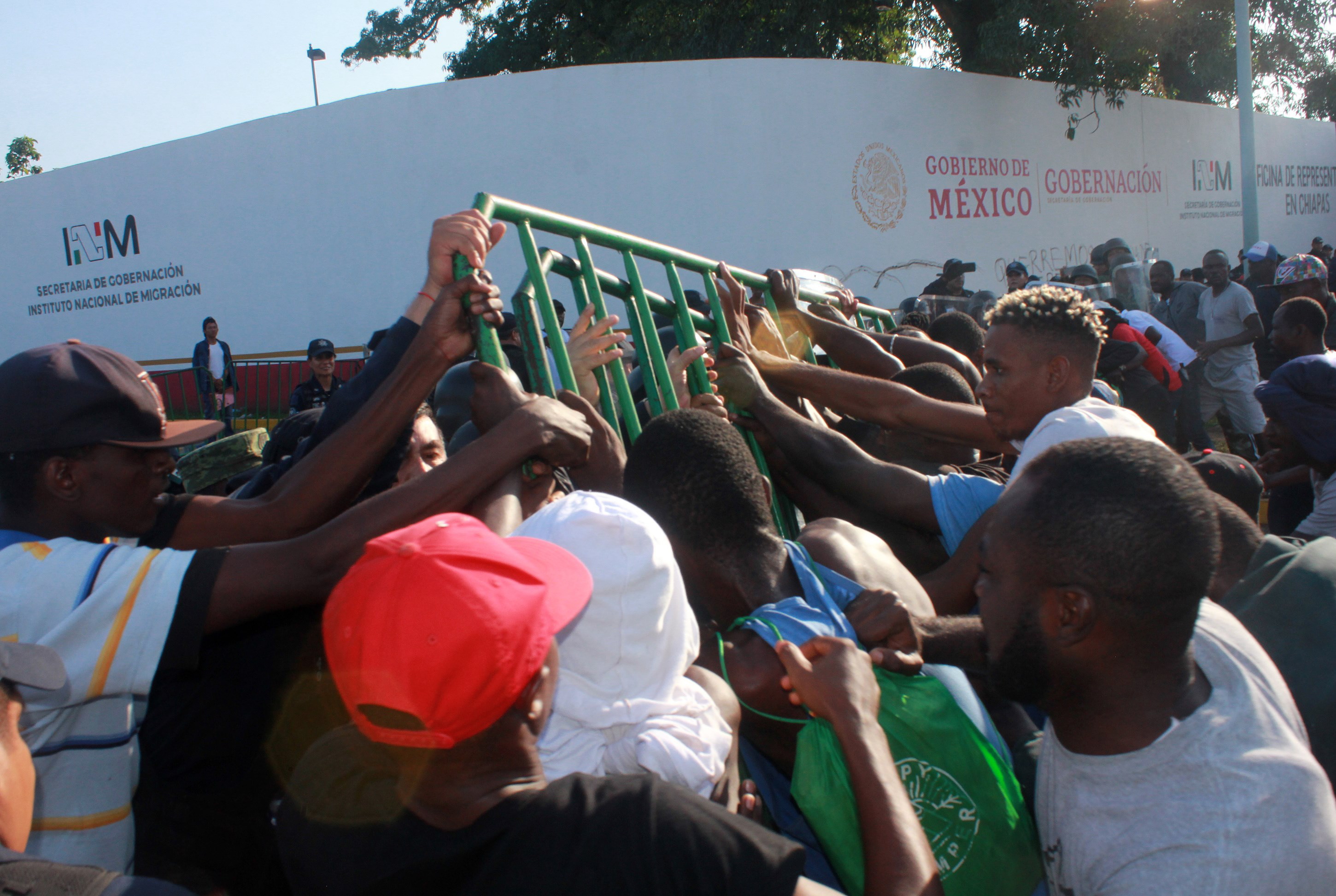 epa07820278 African migrants demonstrate outside the 21st Century Migratory checkpoint in Tapachula, Chiapaz, Mexico, 05 September 2019. Migrants had a brawl with federal police for not receiving attention from Mexican authorities to regulate their documentation for their stay in the country.  EPA/Juan Manuel Blanco