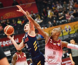 epa07827358 Jose Vargas (R) of Venezuela in action against Mikhail Kulagin (L) of Russia during the FIBA Basketball World Cup 2019 group I second round match between the Venezuela and Russia in Foshan, China, 08 September 2019.  EPA/COSTFOTO CHINA OUT