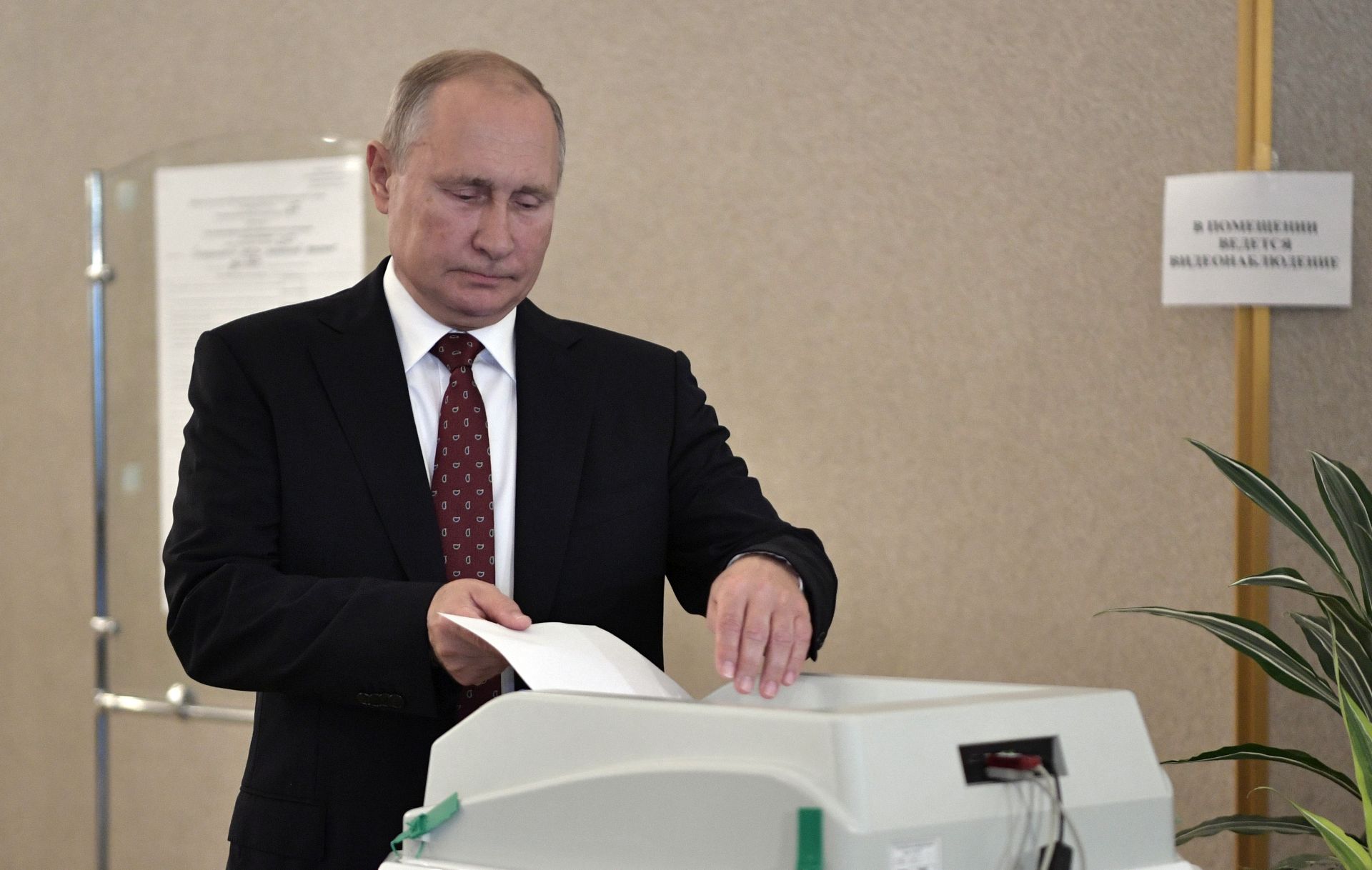 epa07827339 Russian President Vladimir Putin casts his vote at a polling station during Moscow city Duma elections in Moscow, Russia, 08 September 2019. Russians go to polling stations to vote in various regional and municipal elections.  EPA/ALEXEY NIKOLSKY/ SPUTNIK / KREMLIN POOL