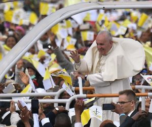 epa07827272 Pope Francis (C) arrives to lead the Holy mass on the diocesan grounds of Soamandrakizay in Antananarivo, Madagascar, 08 September 2019. Pope Francis will visit Mozambique, Madagascar, Mauritius on his three-nation trip to Africa, from 04 to 10 September 2019.  EPA/LUCA ZENNARO