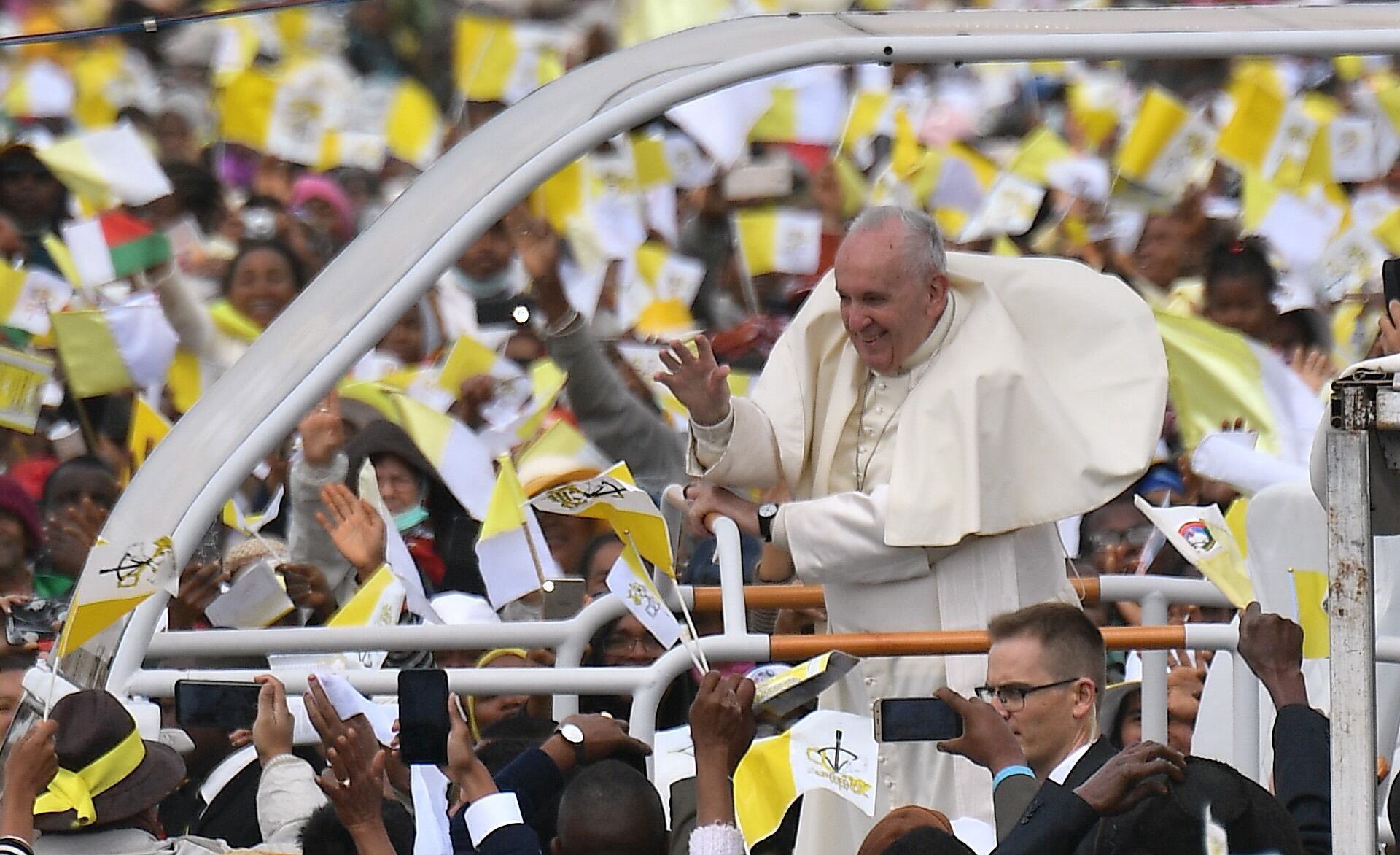 epa07827272 Pope Francis (C) arrives to lead the Holy mass on the diocesan grounds of Soamandrakizay in Antananarivo, Madagascar, 08 September 2019. Pope Francis will visit Mozambique, Madagascar, Mauritius on his three-nation trip to Africa, from 04 to 10 September 2019.  EPA/LUCA ZENNARO