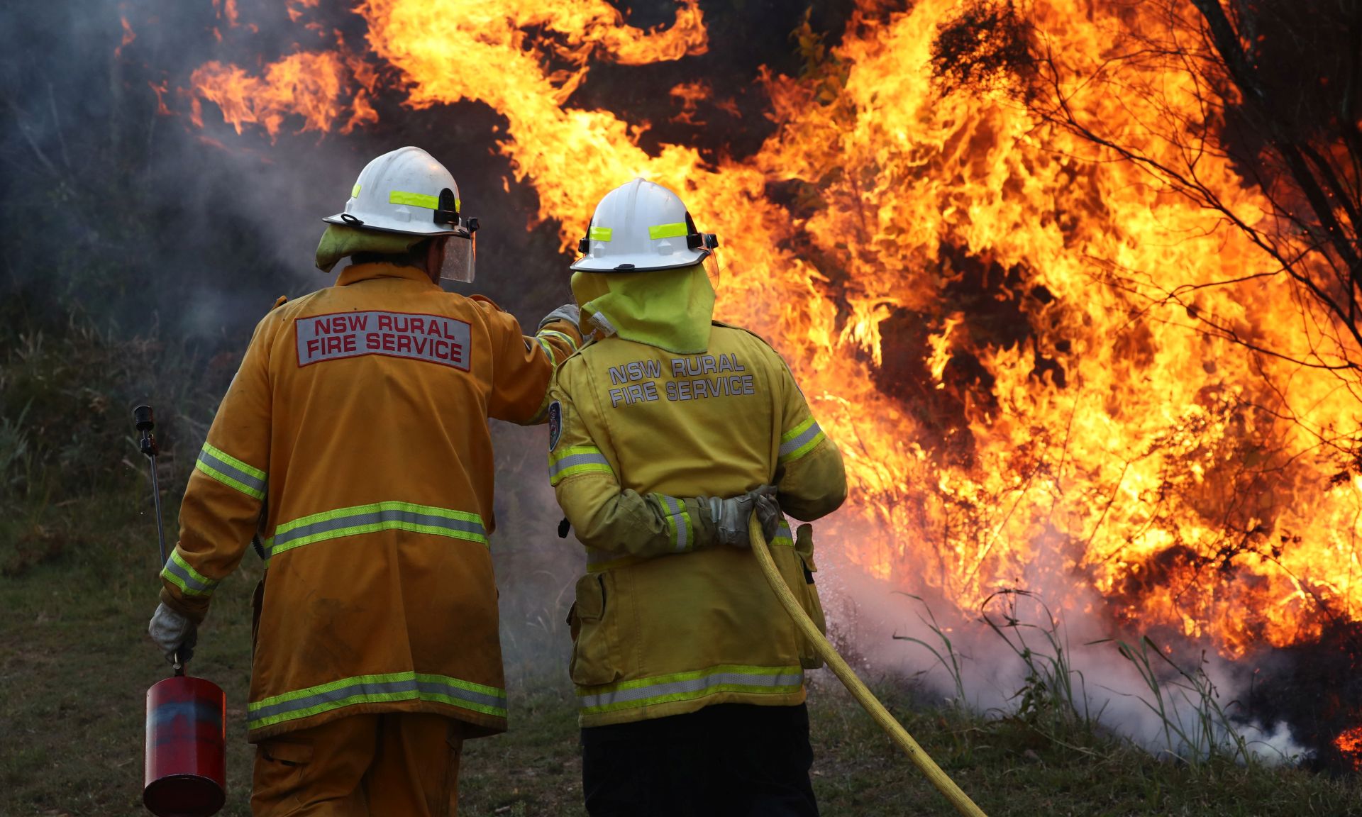 epa07831441 Firefighters work to contain a bushfire in Angourie, New South Wales, Australia, 10 September 2019. According to reports, nearly 400 firefighters have been deployed in New South Wales, with another 400 expected to be deployed on 10 September in an effort to bring more than a dozen fires under control.  EPA/JASON O'BRIEN  AUSTRALIA AND NEW ZEALAND OUT