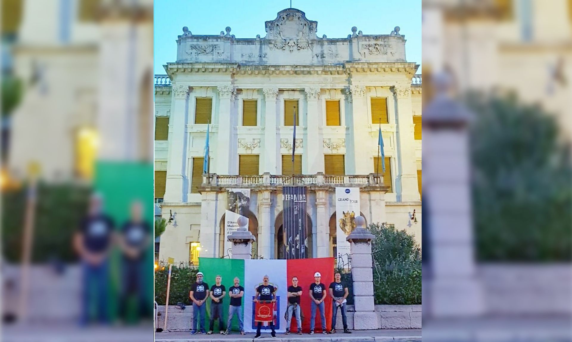 Rijeka, 12.09.2019 - Na ogradi Guvernerove palaèe u Rijeci u èetvrtak ujutro izvjeena je  povijesna zastava Kraljevine Italiije koju je policija nakon dojave oko 7 sedam sati skinula, a na mjestu dogaðaja zatekla je dvojicu talijanskih mladiæa s manjom zastavom, doznaje se od Policijske uprave primorsko-goranske.
foto HINA/ Twitter/ ds