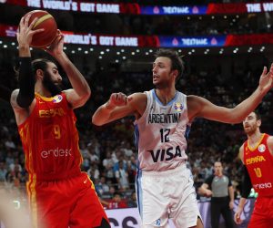 epa07844338 Ricky Rubio of Spain (L) in action against Marcos Delia of Argentina during the FIBA Basketball World Cup 2019 final match between Argentina and Spain, in Beijing, China, 15 September 2019.  EPA/ROMAN PILIPEY