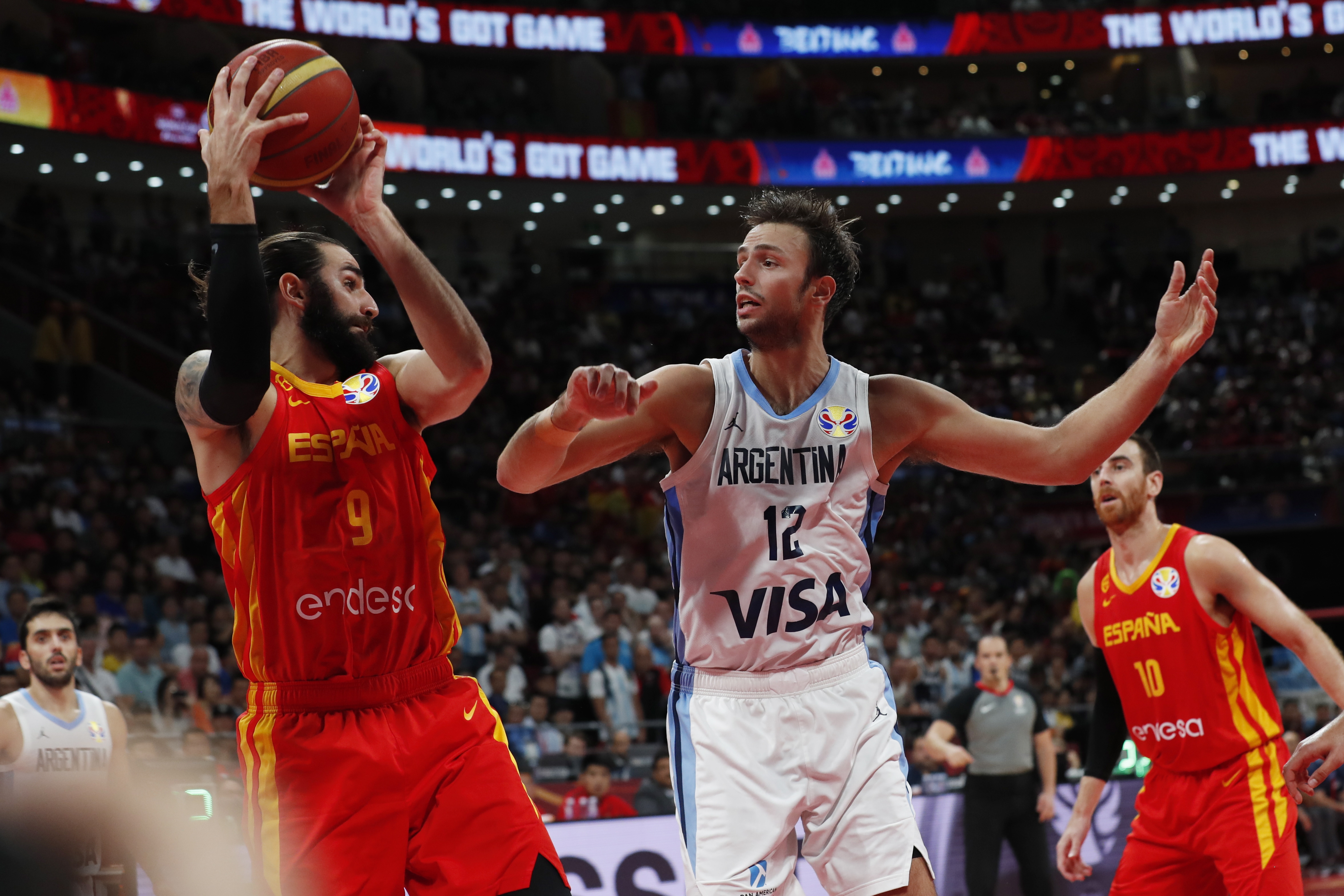 epa07844338 Ricky Rubio of Spain (L) in action against Marcos Delia of Argentina during the FIBA Basketball World Cup 2019 final match between Argentina and Spain, in Beijing, China, 15 September 2019.  EPA/ROMAN PILIPEY