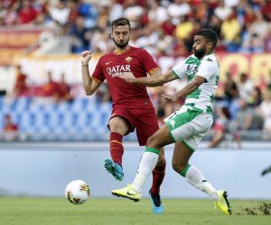 epa07845069 Roma's Bryan Cristante (L) in action against Sassuolo's Gregoire Defrel (R) during the Serie A soccer match between AS Roma and US Sassuolo at the Olimpico Stadium in Rome, Italy, 15 September 2019.  EPA/RICCARDO ANTIMIANI
