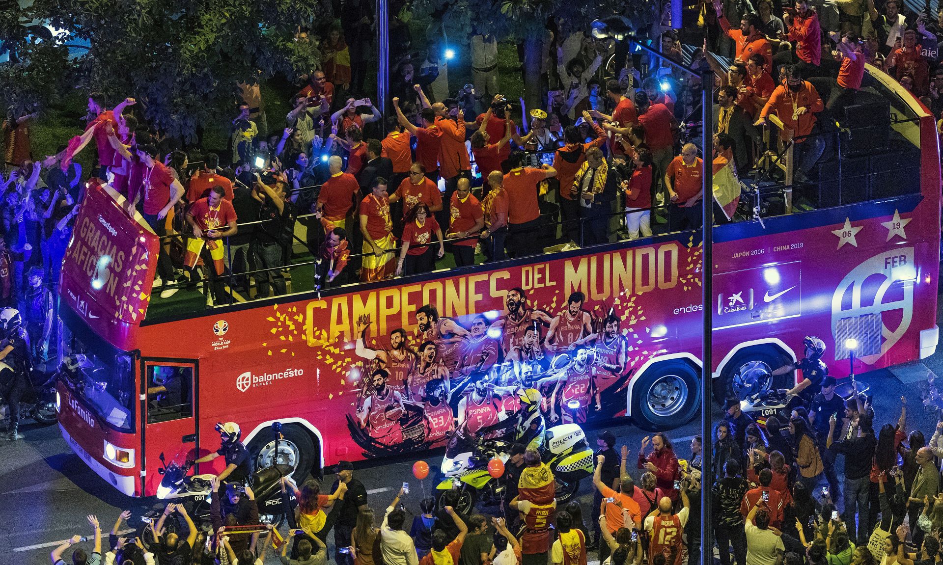 epa07847561 Spain's national basketball team bus arrives at Colon square during the celebration after winning the FIBA basketball World Cup in Madrid, Spain, 16 September 2019. Spain won the FIBA Basketball World Cup final against Argentina in Beijing, China on 15 September 2019.  EPA/EMILIO NARANJO