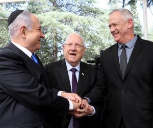 epa07852803 (L-R) Israeli Prime Minister Benjamin Netanyahu, Israeli President Reuven Rivlin and Benny Gantz, former Israeli Army Chief of Staff and chairman of the Blue and White Israeli centrist political alliance join hands as they attend a memorial service for late Israeli president Shimon Peres at Mount Herzl, Israel's national cemetery, in Jerusalem, 19 September 2019.  EPA/ABIR SULTAN
