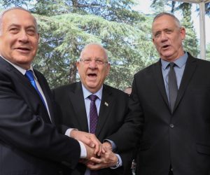 epa07852802 (L-R) Israeli Prime Minister Benjamin Netanyahu, Israeli President Reuven Rivlin and Benny Gantz, former Israeli Army Chief of Staff and chairman of the Blue and White Israeli centrist political alliance join hands as they attend a memorial service for late Israeli president Shimon Peres at Mount Herzl, Israel's national cemetery, in Jerusalem, 19 September 2019.  EPA/ABIR SULTAN