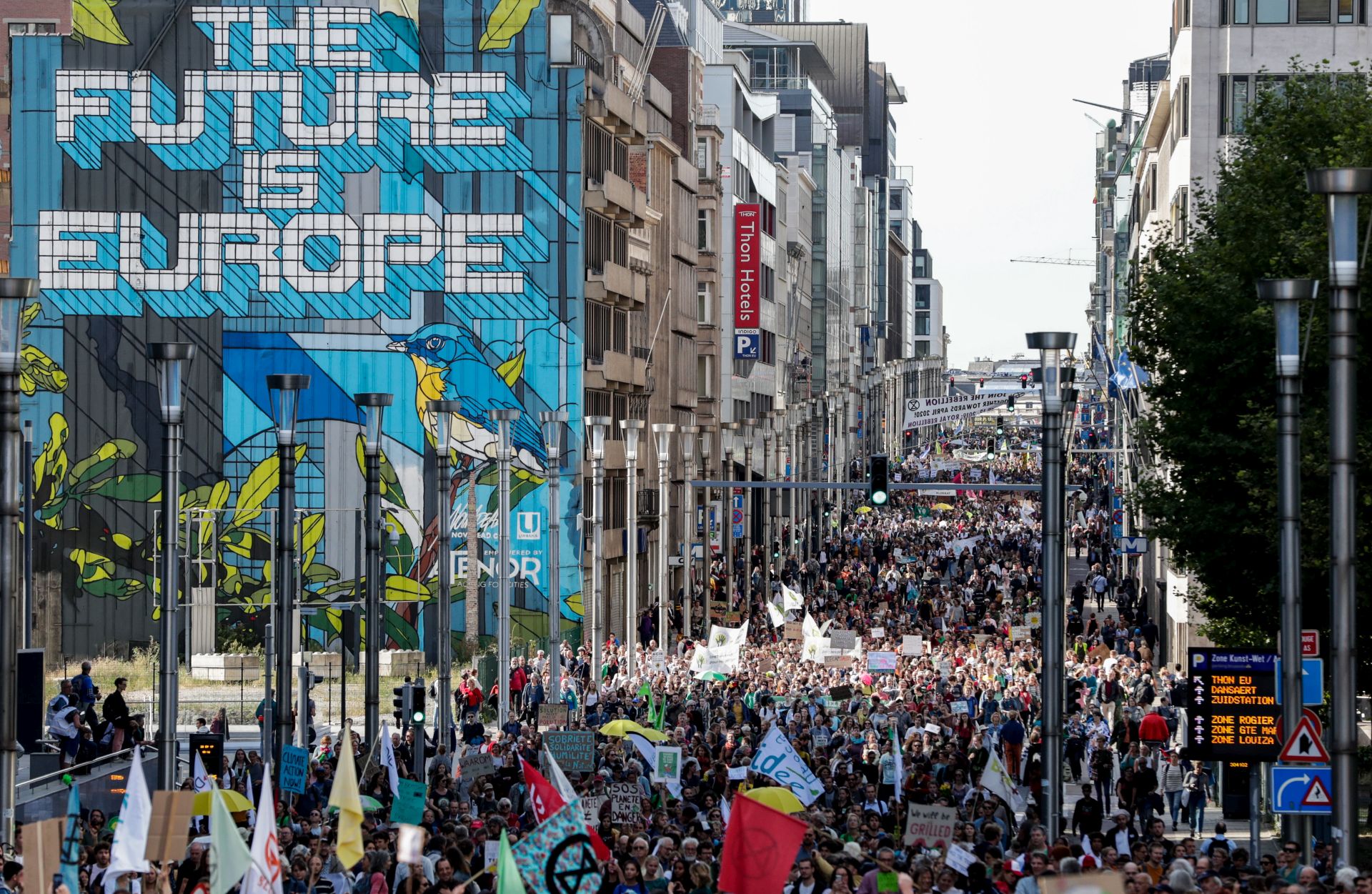 epa07856277 Protesters take part in a demonstration as a part of the Fridays for Future global climate strike in Brussel, Belgium, 20 September 2019. Millions of people around the world are taking part in protests demanding action on climate issues. The Global Strike For Climate is being held only days ahead of the scheduled United Nations Climate Change Summit in New York.  EPA/STEPHANIE LECOCQ