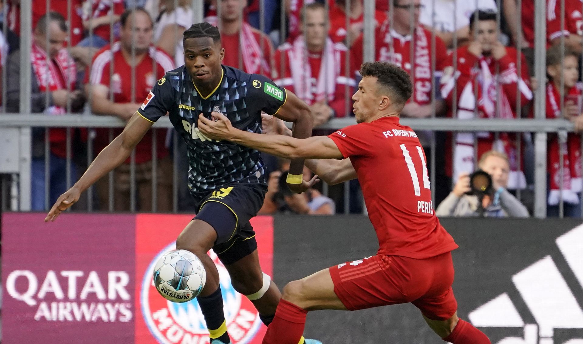 epa07859133 Bayern's Ivan Perisic (R) in action against Cologne's Kingsley Ehizibue (L) during the German Bundesliga soccer match between FC Bayern Munich and 1. FC Koeln, in Munich, Germany, 21 September 2019.  EPA/RONALD WITTEK CONDITIONS - ATTENTION: The DFL regulations prohibit any use of photographs as image sequences and/or quasi-video.