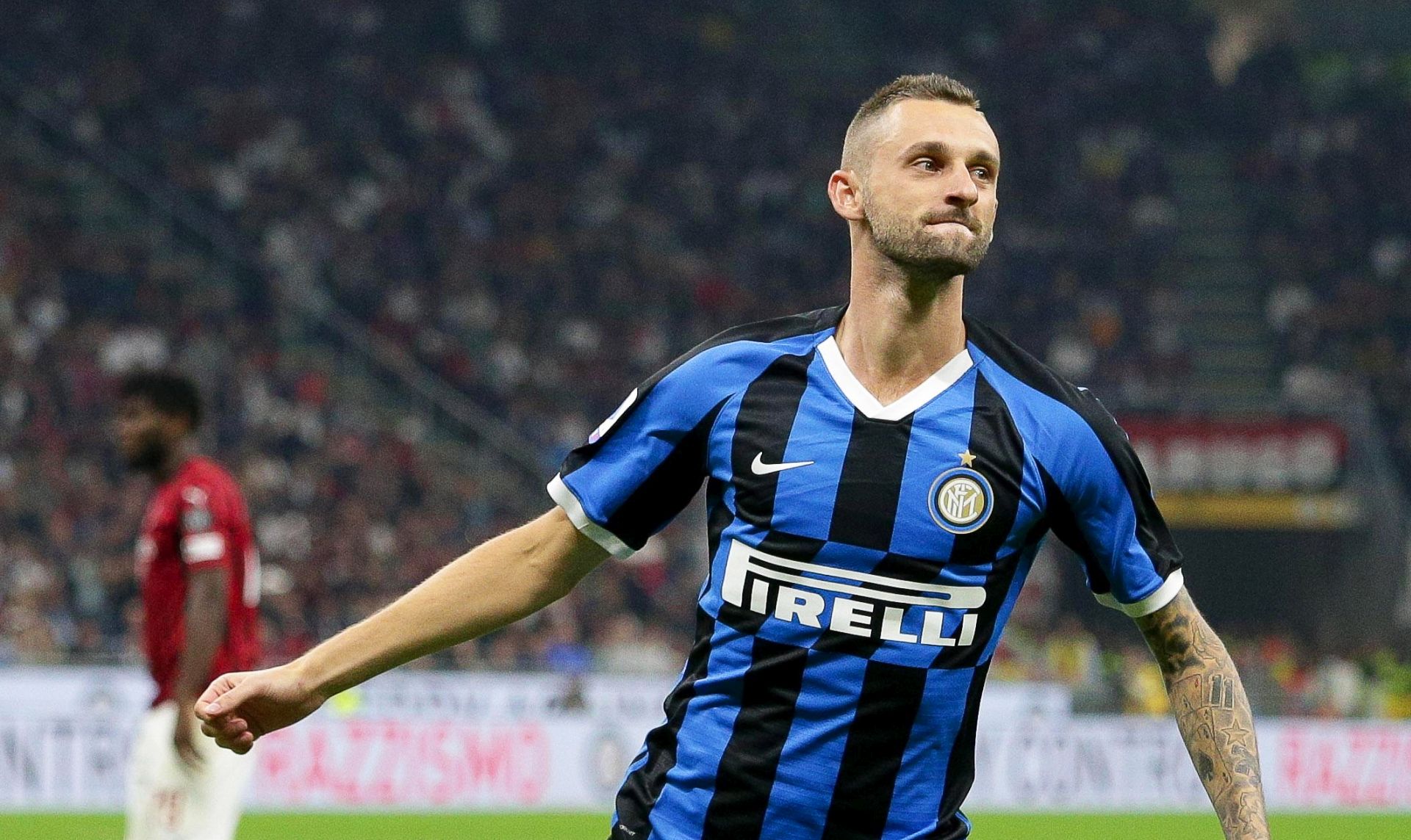 epa07860109 Inter's Marcelo Brozovic celebrates after scoring the 1-0 lead during the Italian Serie A soccer match between AC Milan and Inter Milan at Giuseppe Meazza stadium in Milan, Italy, 21 September 2019.  EPA/ROBERTO BREGANI