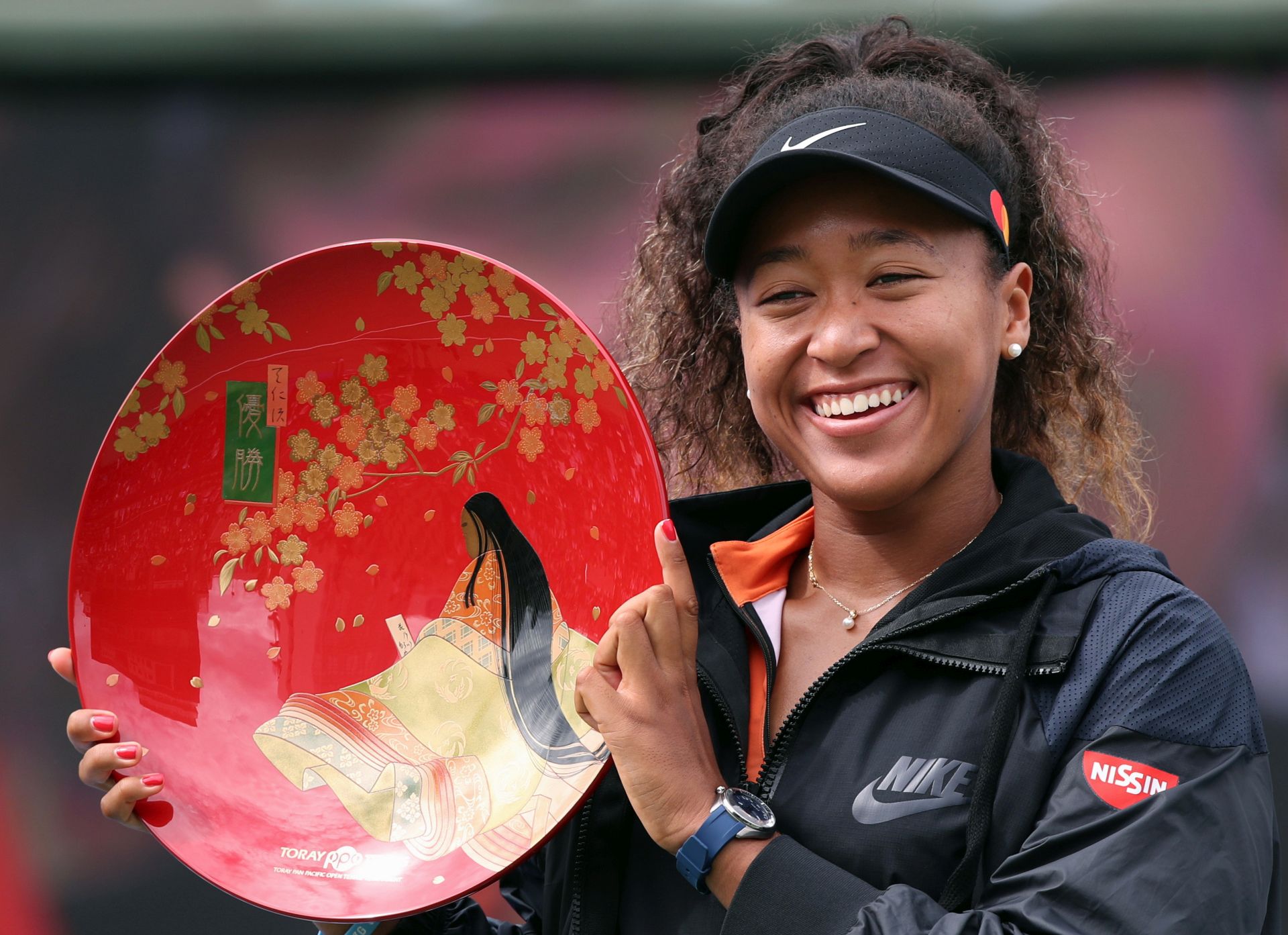 epaselect epa07860423 Naomi Osaka of Japan shows off the winner's plate after winning the women's singles final over Anastasia Pavlyuchenkova of Russia in the Pan Pacific Open tennis tournament in Osaka, western Japan, 22 September 2019.  EPA/JIJI JAPAN OUT EDITORIAL USE ONLY/  NO ARCHIVES