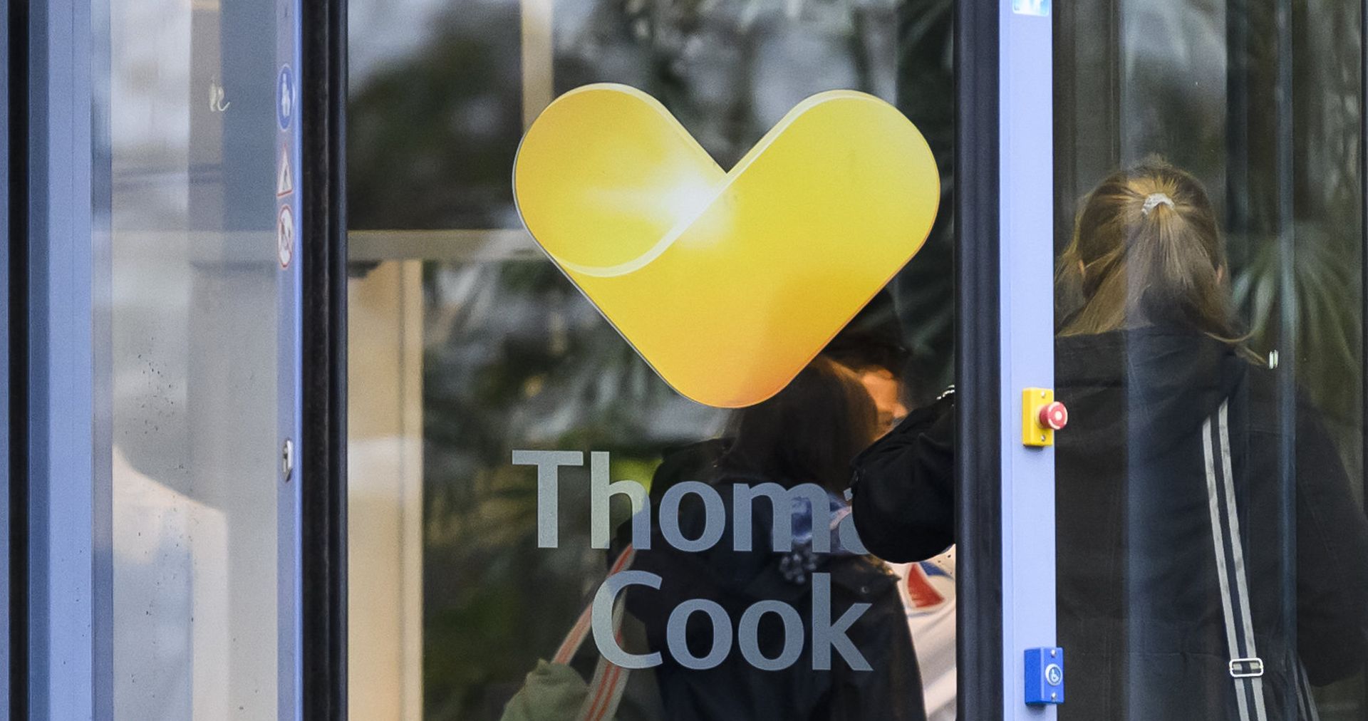 23 September 2019, Hessen, Oberursel: A woman goes to the headquarters of the German branch of the British travel group Thomas Cook. Thomas Cook, one of Britain's biggest travel firms, filed for liquidation early Monday, ceasing all trading with immediate effect, a move that could potentially leave thousands of holidaymakers stranded. Photo: Silas Stein/dpa