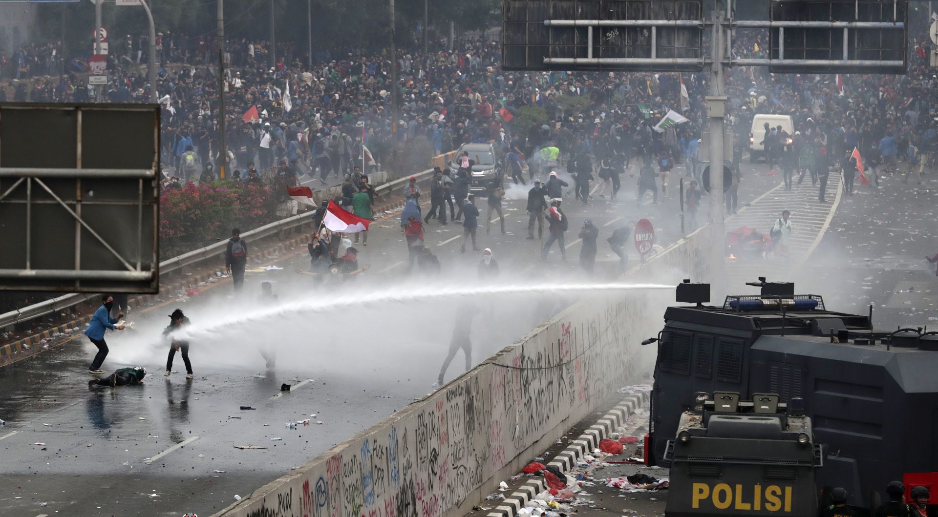 epa07865954 Indonesian riot police officers use a water cannon during clashes with students following a protest outside the parliament building in Jakarta, Indonesia, 24 September 2019. Thousands of students staged protests across the country against new law that proposed change in its criminal code laws and weaken the country's anti-corruption commission.  EPA/MAST IRHAM
