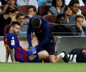 epa07867124 FC Barcelona's forward Leo Messi receives medical treatment during the Spanish LaLiga match between FC Barcelona and Villarreal CF at Camp Nou stadium in Barcelona, Catalonia, Spain, 24 September 2019.  EPA/QUIQUE GARCIA