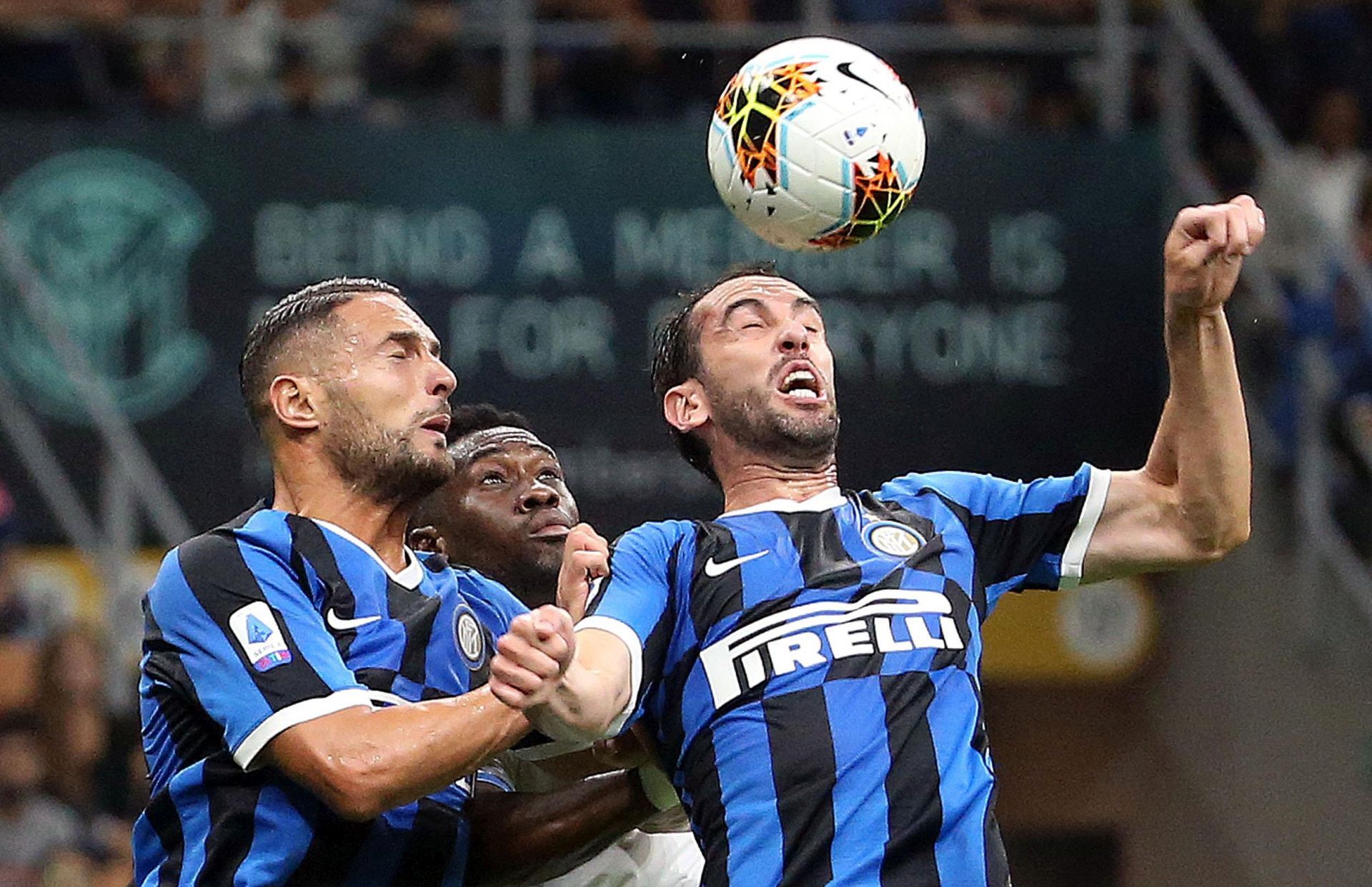 epa07869462 Lazio's Felipe Caicedo (C) jumps for the ball against Danilo DAmbrosio (L) and his teammate Diego Godin (R) of Inter during the Italian Serie A soccer match between FC Inter and SS Lazio at Giuseppe Meazza stadium in Milan, Italy, 25 September 2019.  EPA/MATTEO BAZZI
