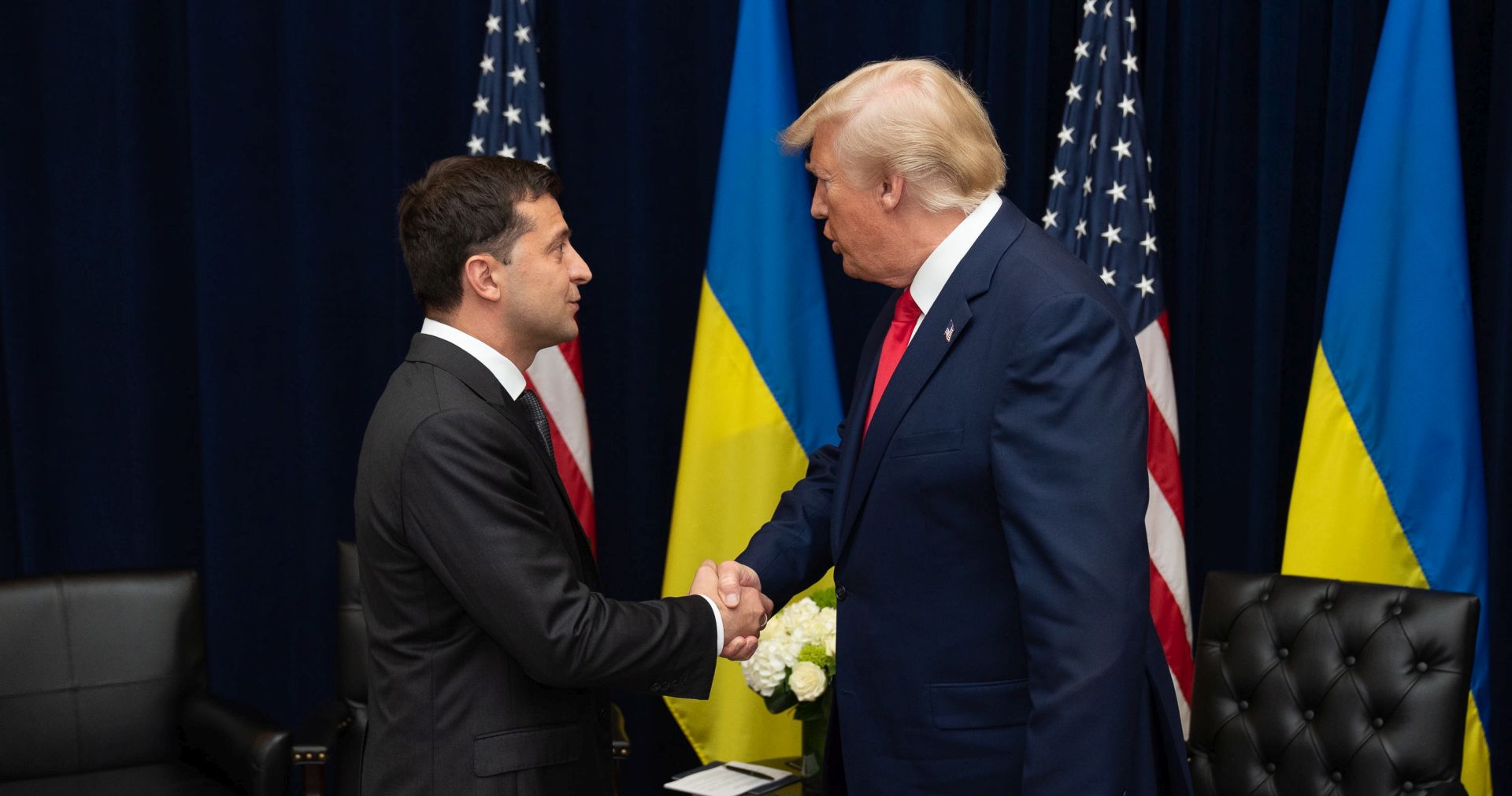epa07869483 A handout photo made available by Ukraine Presidential Press Service shows Ukraine's President Volodymyr Zelensky (L) and US President Donald J. Trump (R) during a meeting on the sidelines of the 74th session of the United Nations General Assembly in New York, New York, USA, 25 September 2019. The annual meeting of world leaders at the United Nations runs until 30 September 2019.  EPA/UKRAINE PRESIDENTIAL PRESS SERVICE / HANDOUT  HANDOUT EDITORIAL USE ONLY/NO SALES