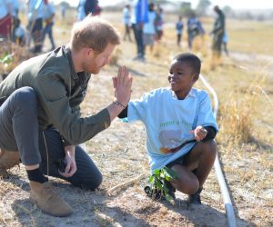 epa07870158 The Duke of Sussex helps local schoolchildren plant trees at the Chobe Tree Reserve, Kasane, Botswana 26 September 2019. Chobe National Park in is home to Africa’s largest elephant population (more than 17,000) and comprises more than 10,000km2 of rich ecosystems, diverse landscapes and an abundance of wildlife and birdlife who depend on the Chobe River as a critical source of water. The Duke and Duchess of Sussex are on an official visit to South Africa.  EPA/DOMINIC LIPINSKI / PA PHOTOS / POOL