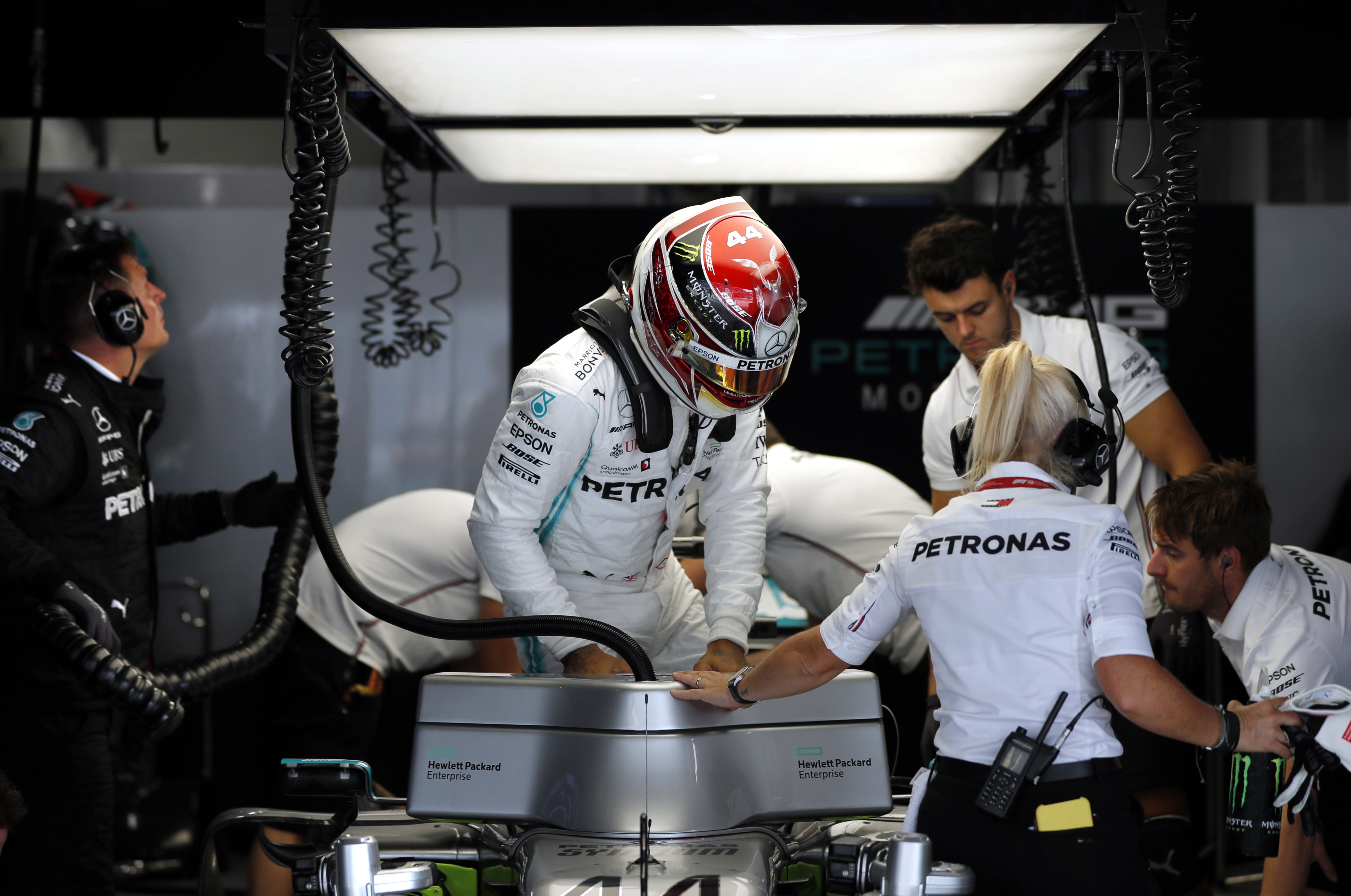 epa07872944 British Formula One driver Lewis Hamilton of Mercedes AMG GP (C) leaves his car in the pit lane during first practice session at the Formula One Grand Prix of Russia at the Sochi Autodrom circuit, in Sochi, Russia, 27 September 2019. The Formula One Grand Prix of Russia will take place on 29 September 2019  EPA/YURI KOCHETKOV