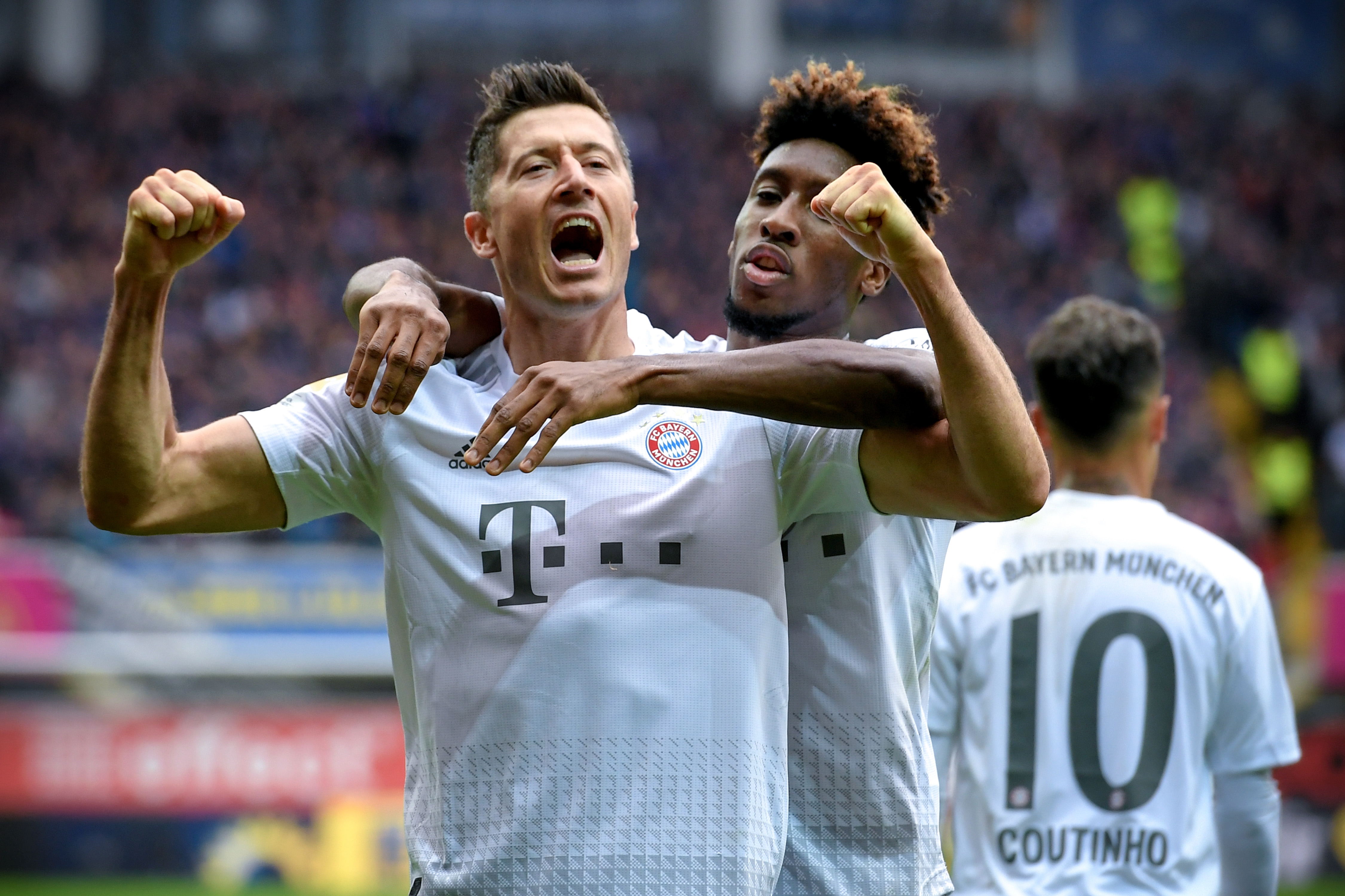 epa07876928 Bayern's Robert Lewandowski (L) celebrates with his teammates after scoring the 3-1 lead during the German Bundesliga soccer match between SC Paderborn and FC Bayern Muenchen in Paderborn, Germany, 28 September 2019.  EPA/SASCHA STEINBACH CONDITIONS - ATTENTION: The DFL regulations prohibit any use of photographs as image sequences and/or quasi-video.