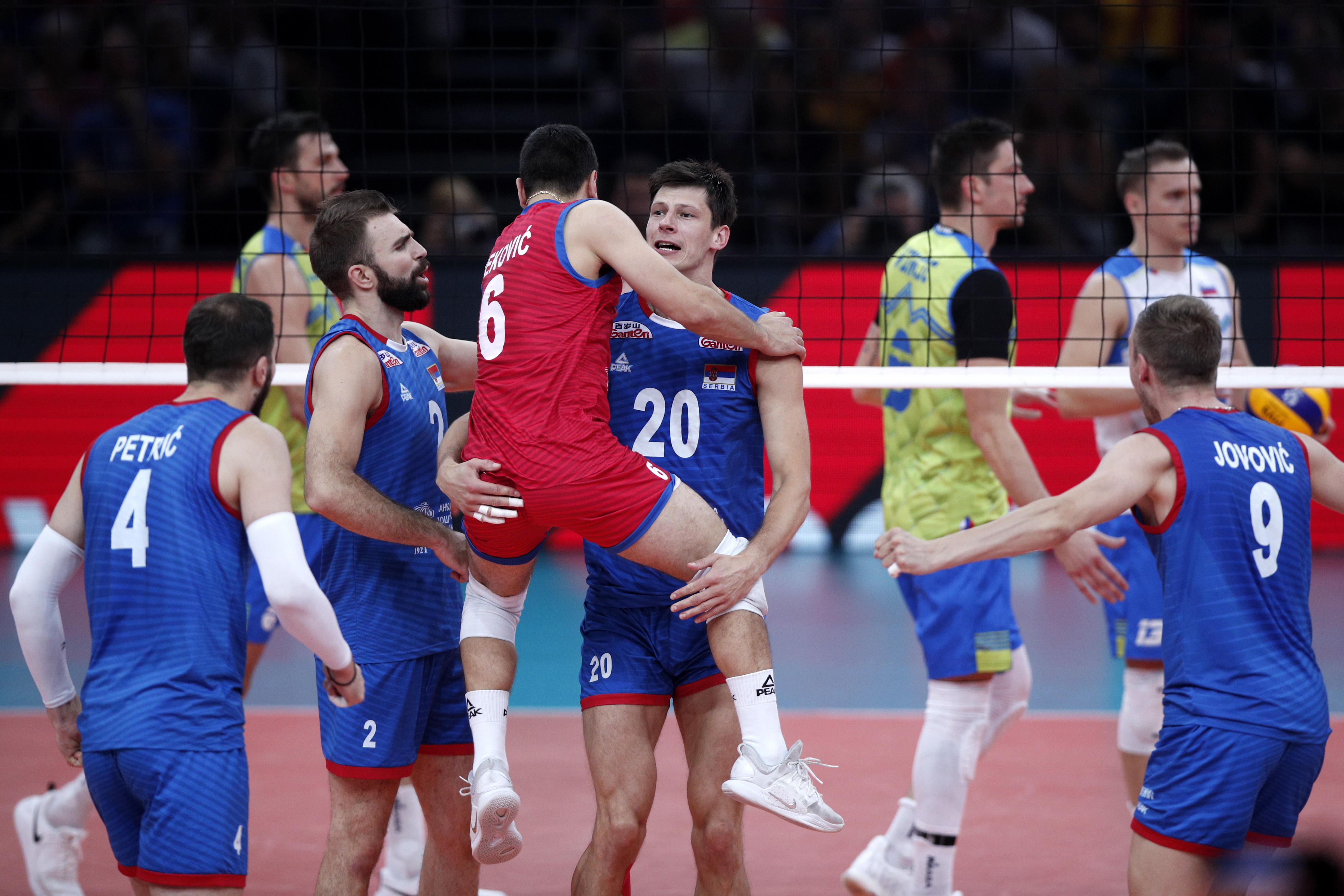 epa07880259 Players of Serbia celebrate winning a point during the EuroVolley Men 2019 Final match between Serbia and Slovenia at the Accorhotels Arena in Paris, France, 29 September 2019.  EPA/YOAN VALAT