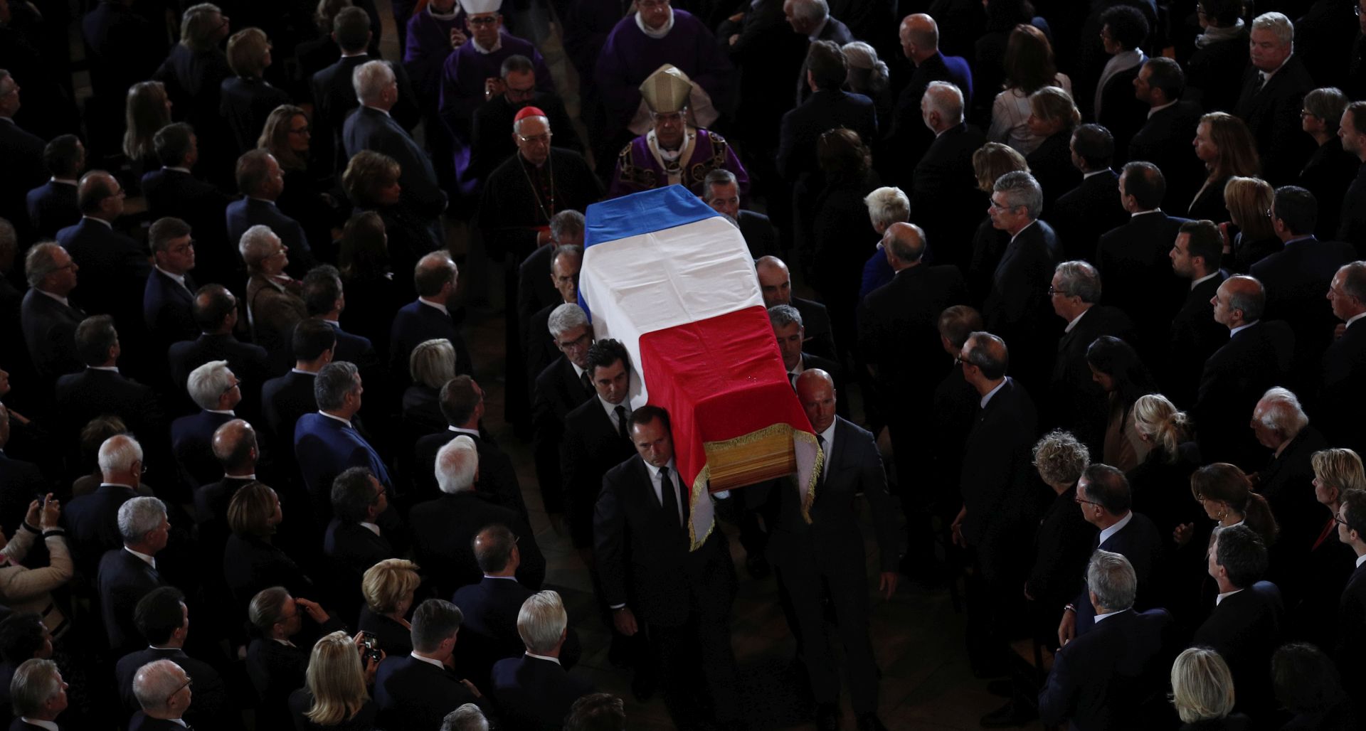 epa07882078 The coffin of late French President Jacques Chirac is carried out of Saint Sulpice church after his final service in Paris, France, 30 September 2019. Former French President Jacques Chirac was given full military honors on the day as past and current world leaders gathered in Paris to attend his final service.  EPA/FRANCOIS MORI / POOL  MAXPPP OUT