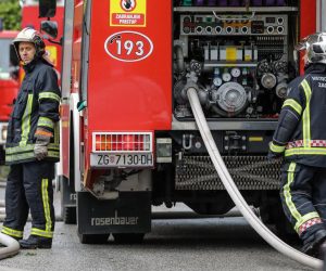 13.05.2019, Zagreb - Vatrogasci gase kroviste kuce u ulici Kancelak.
Photo: Jurica Galoic/PIXSELL